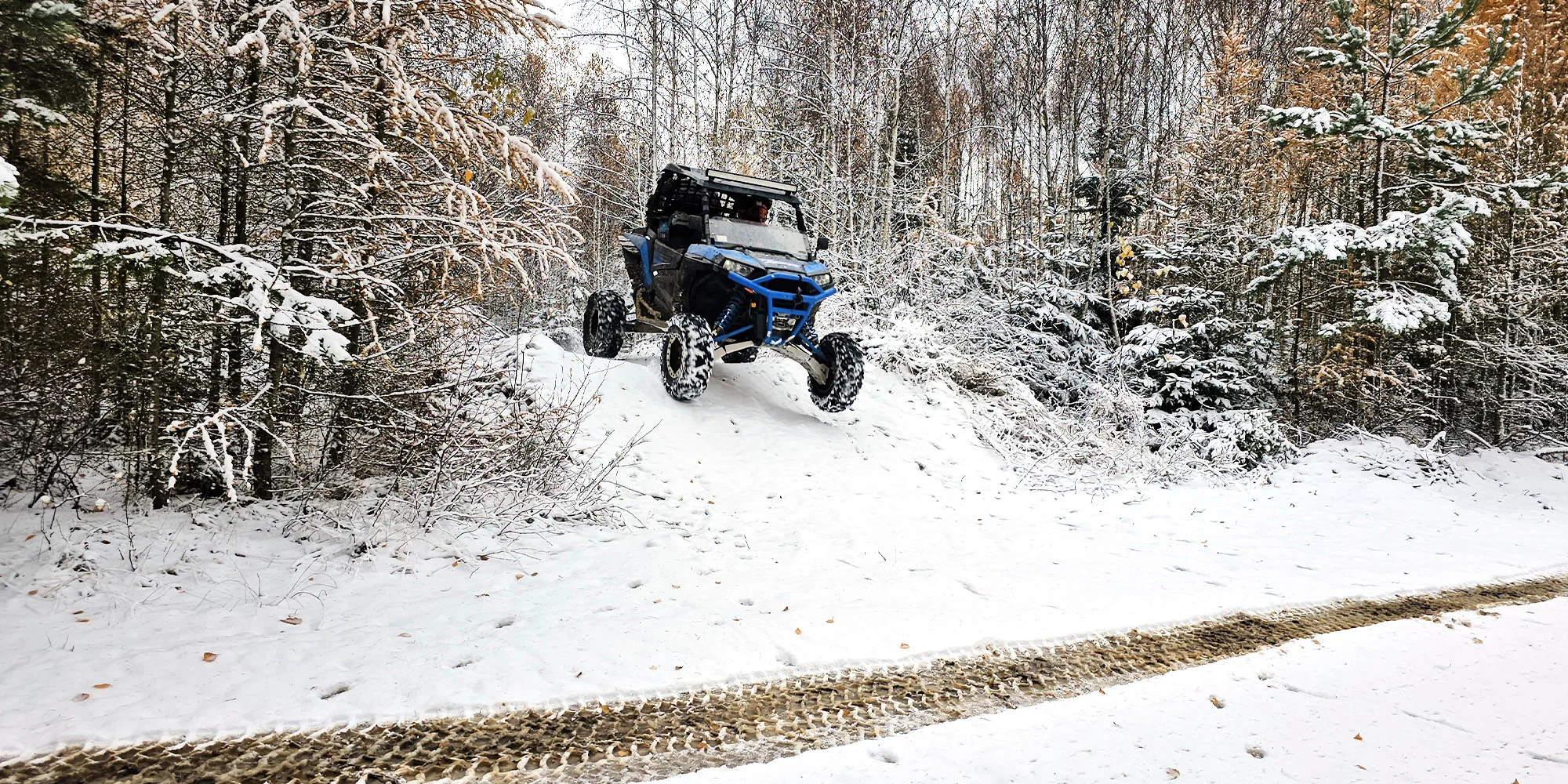 Jízda na přírodním okruhu: 15–60 min. řízení terénní buggy či spolujízdy v dakarské