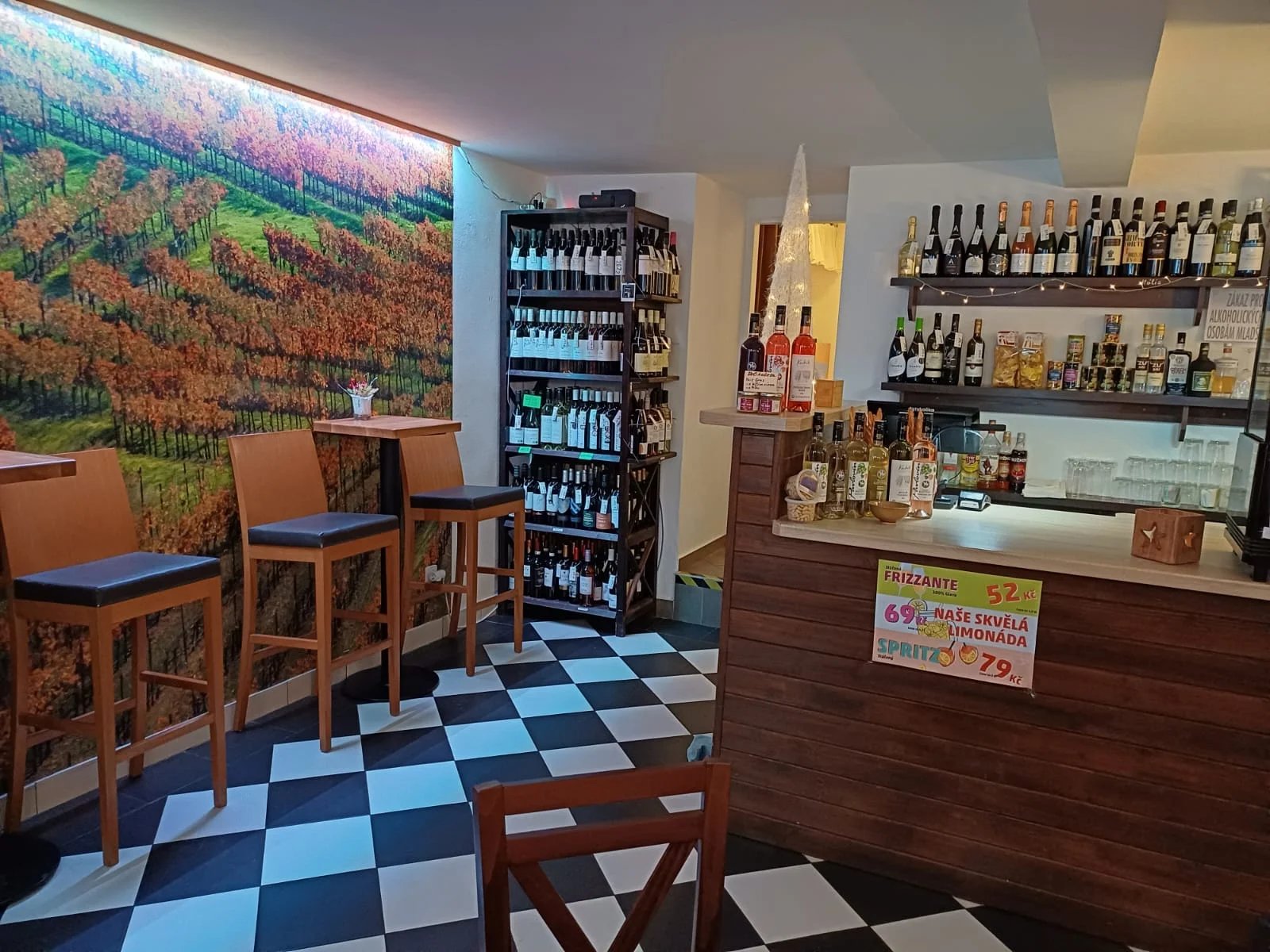 Vinotéka na Žižkově: stáčené Frizzante či Aperol, Hugo i Hruška Spritz