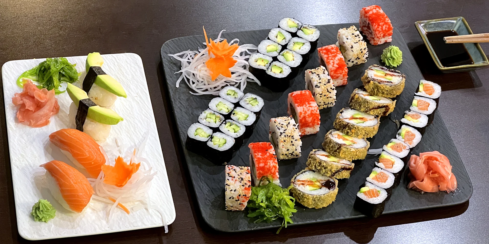 Sushi sety s lososem, avokádem i krabem či okurkou: 30–42 ks maki, nigiri a tempura