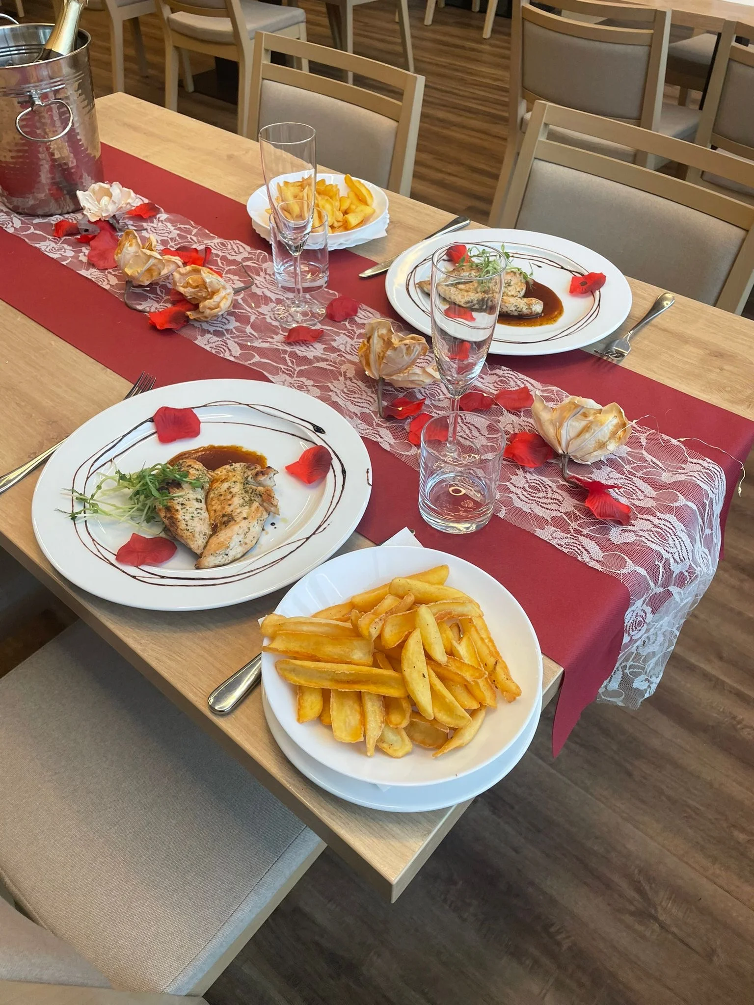 Tříchodové romantické menu pro dva v restauraci s výhledem na Čertovy skály