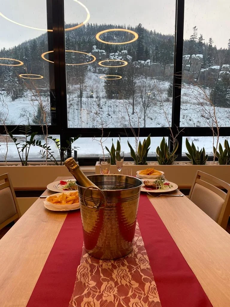 Tříchodové romantické menu pro dva v restauraci s výhledem na Čertovy skály
