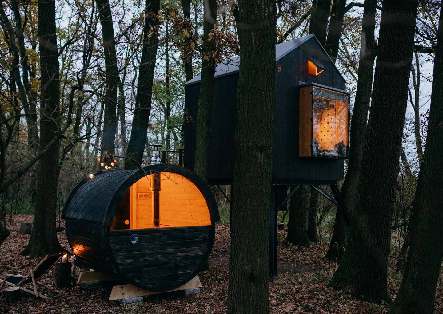 Kouzelný pobyt v treehouse až pro 4 osoby i venkovní sudová sauna