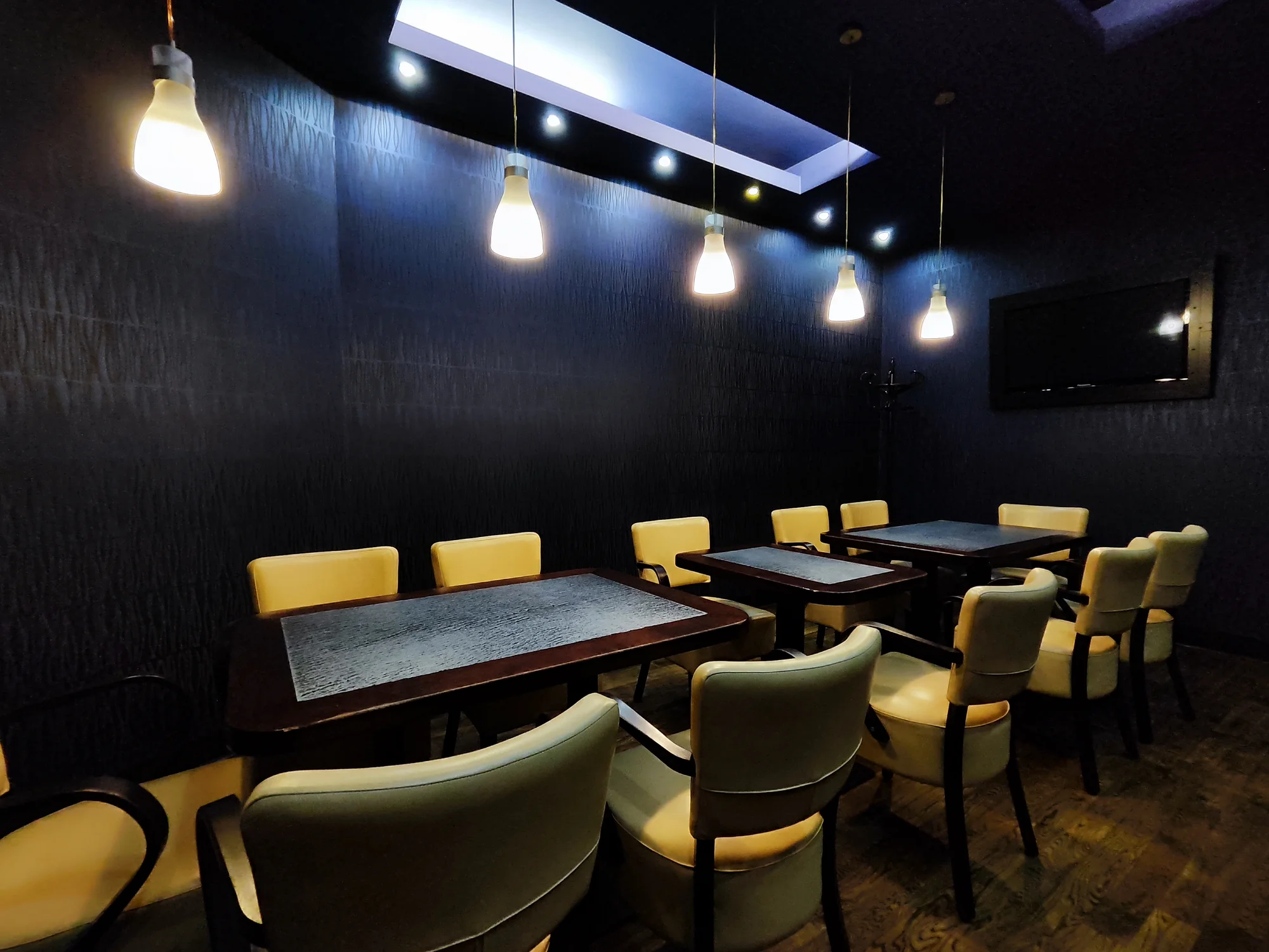 Moře v Karlíně: 4chodové menu a lahev vína v restauraci zaměřené na mořské plody