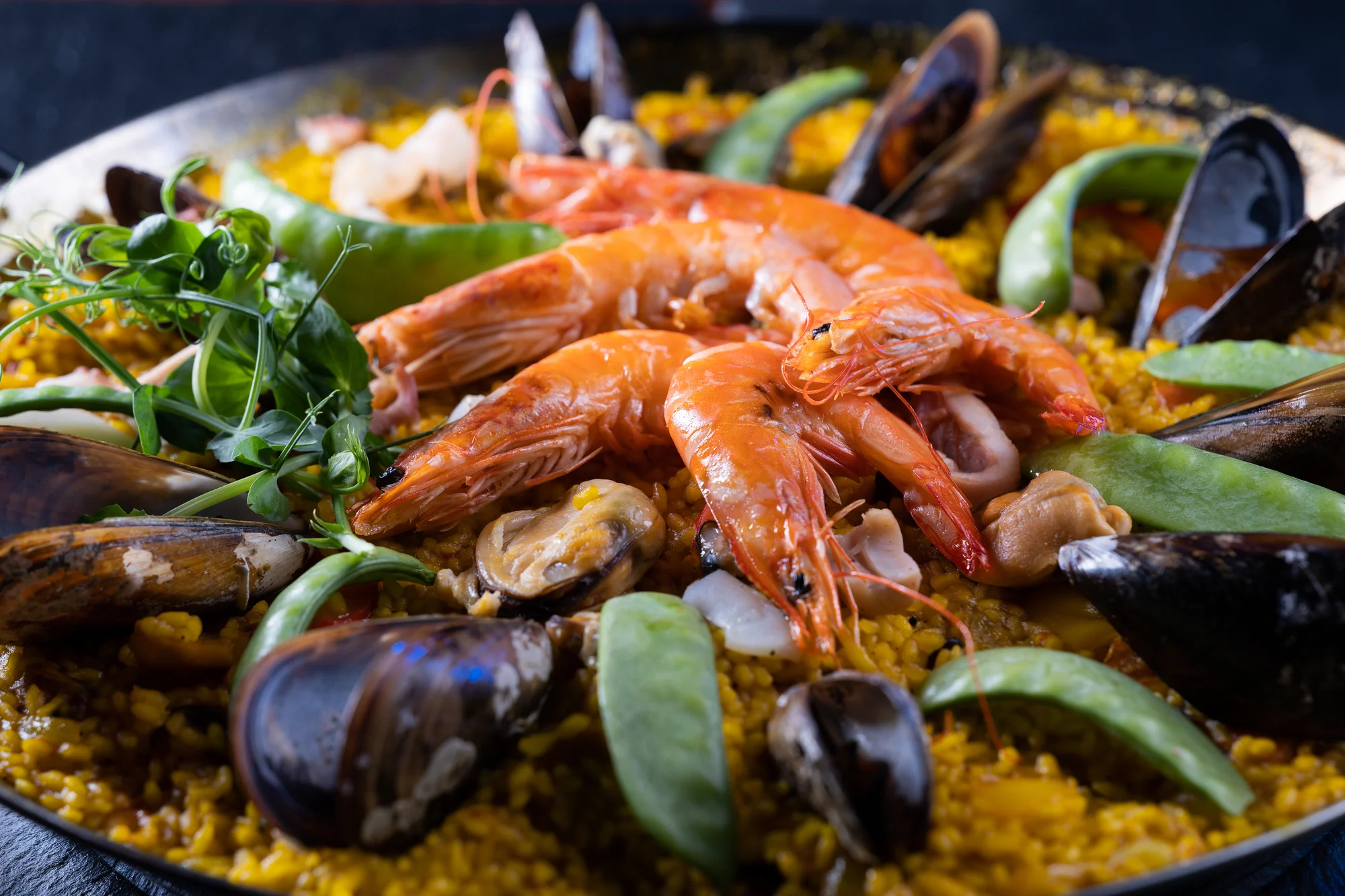 Paella pro dva a sklenka nebo láhev vína k tomu: španělská specialita s krevetami, mušlemi i kalamáry