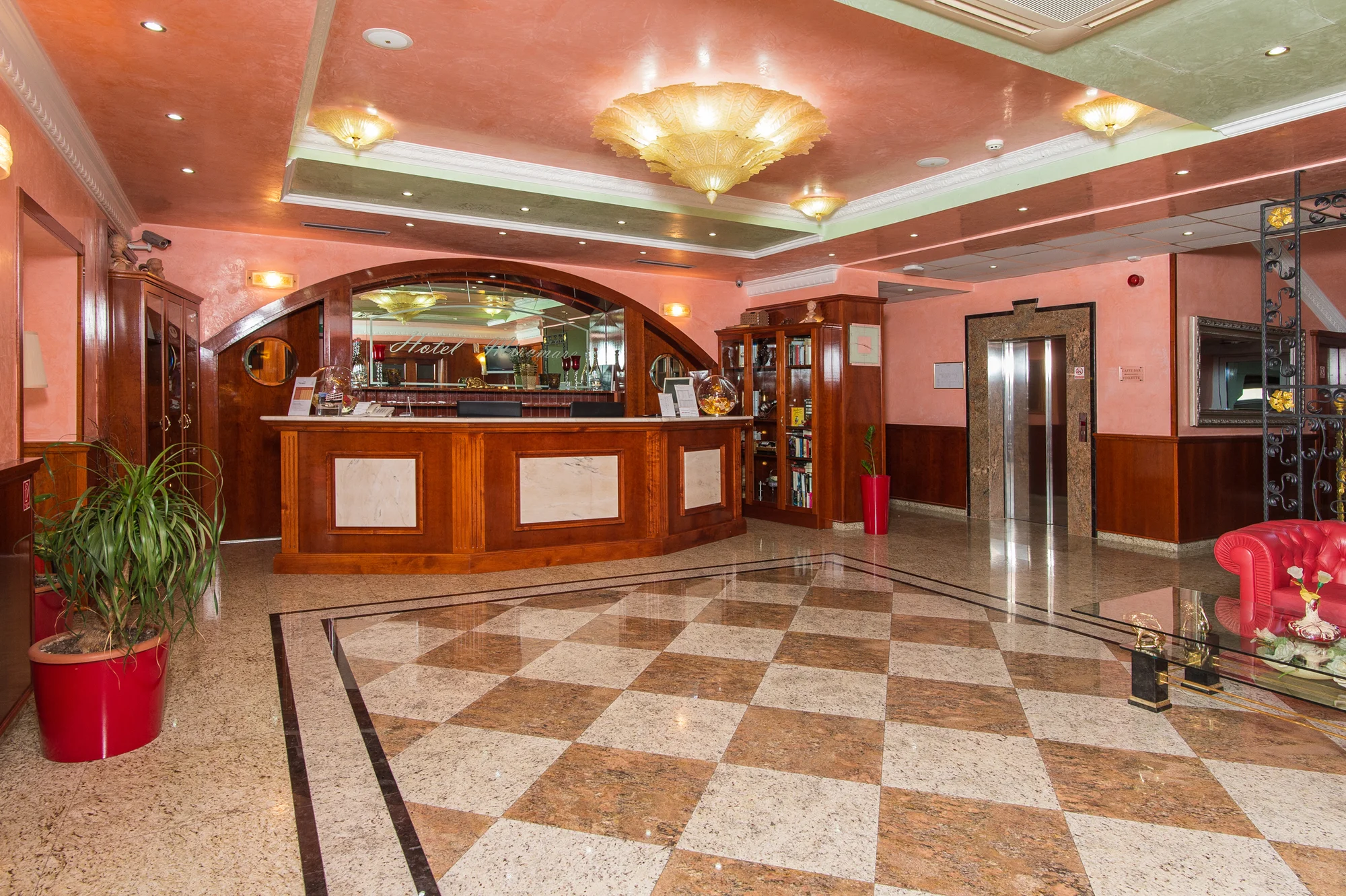 Léto v Dalmácii: hotel 2 minuty od pláže, strava, bazén a 2 děti zdarma