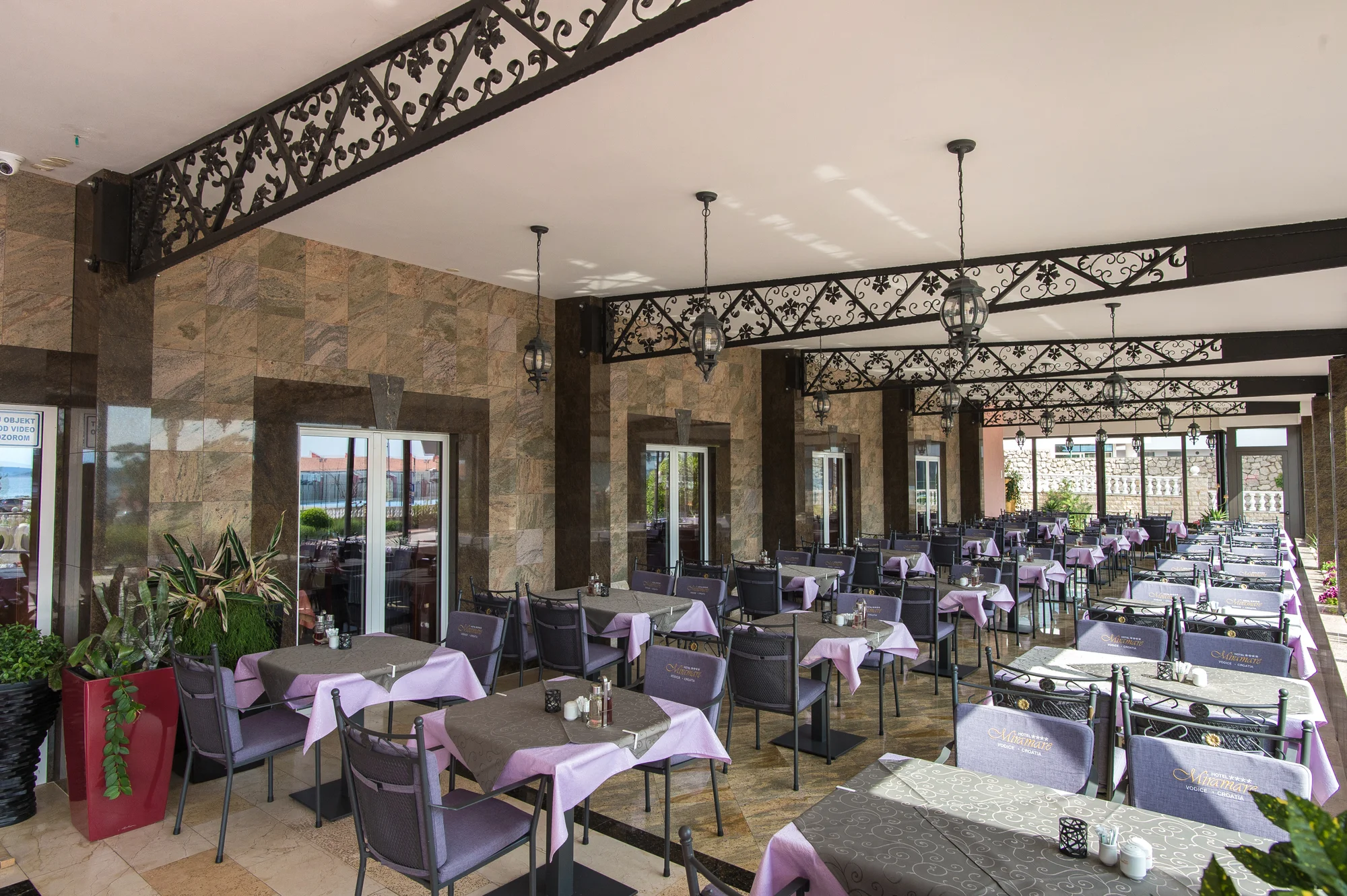 Léto v Dalmácii: hotel 2 minuty od pláže, strava, bazén a 2 děti zdarma