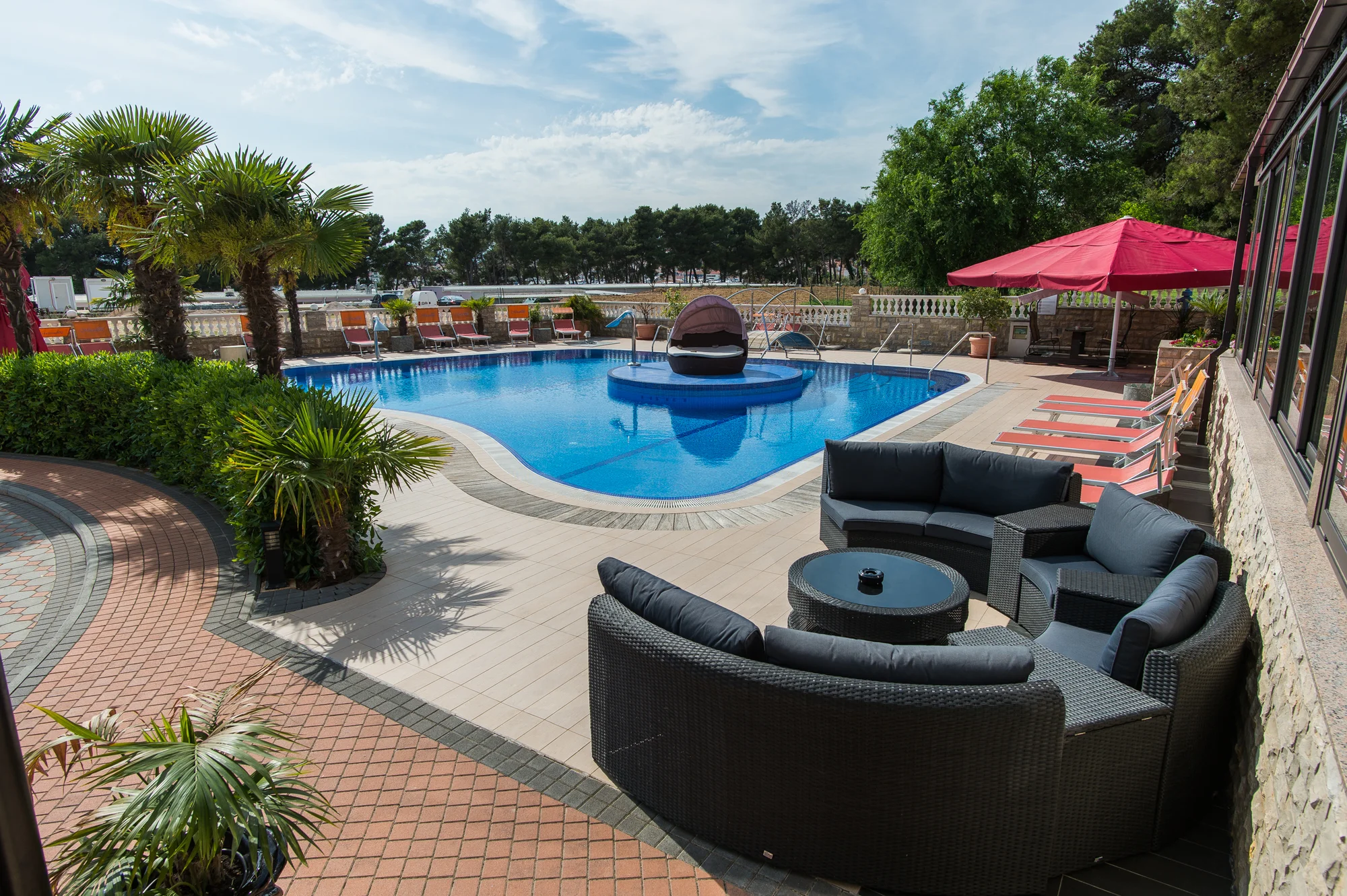 Léto v Dalmácii: hotel 2 minuty od pláže, strava, bazén a 2 děti zdarma