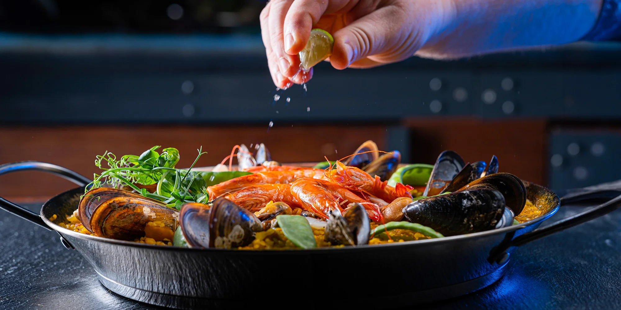 Paella a víno pro dva: lahůdka s krevetami a mušlemi