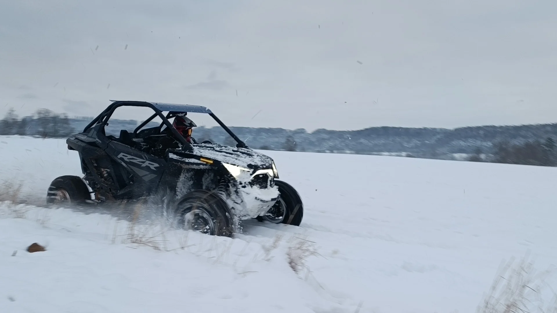 Jízda na přírodním okruhu: 15–60 min. řízení terénní buggy či spolujízdy v dakarské