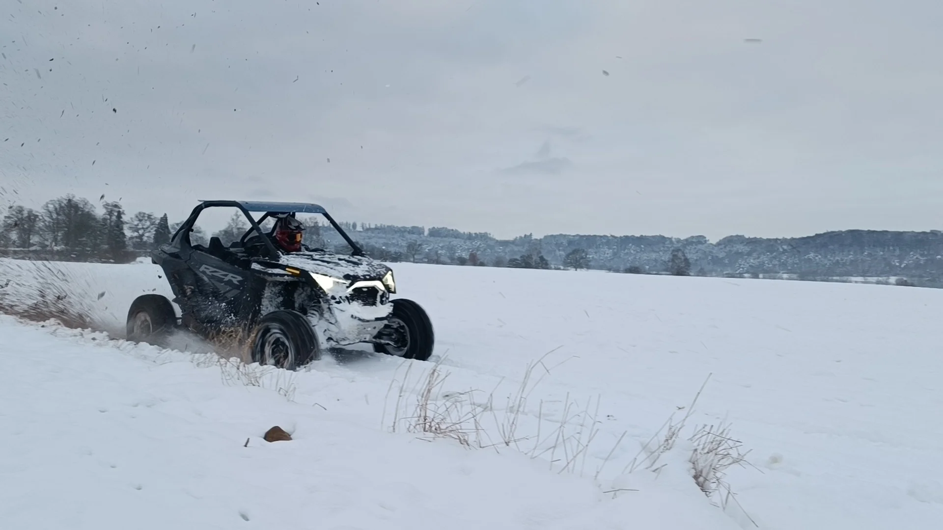 Jízda na přírodním okruhu: 15–60 min. řízení terénní buggy či spolujízdy v dakarské