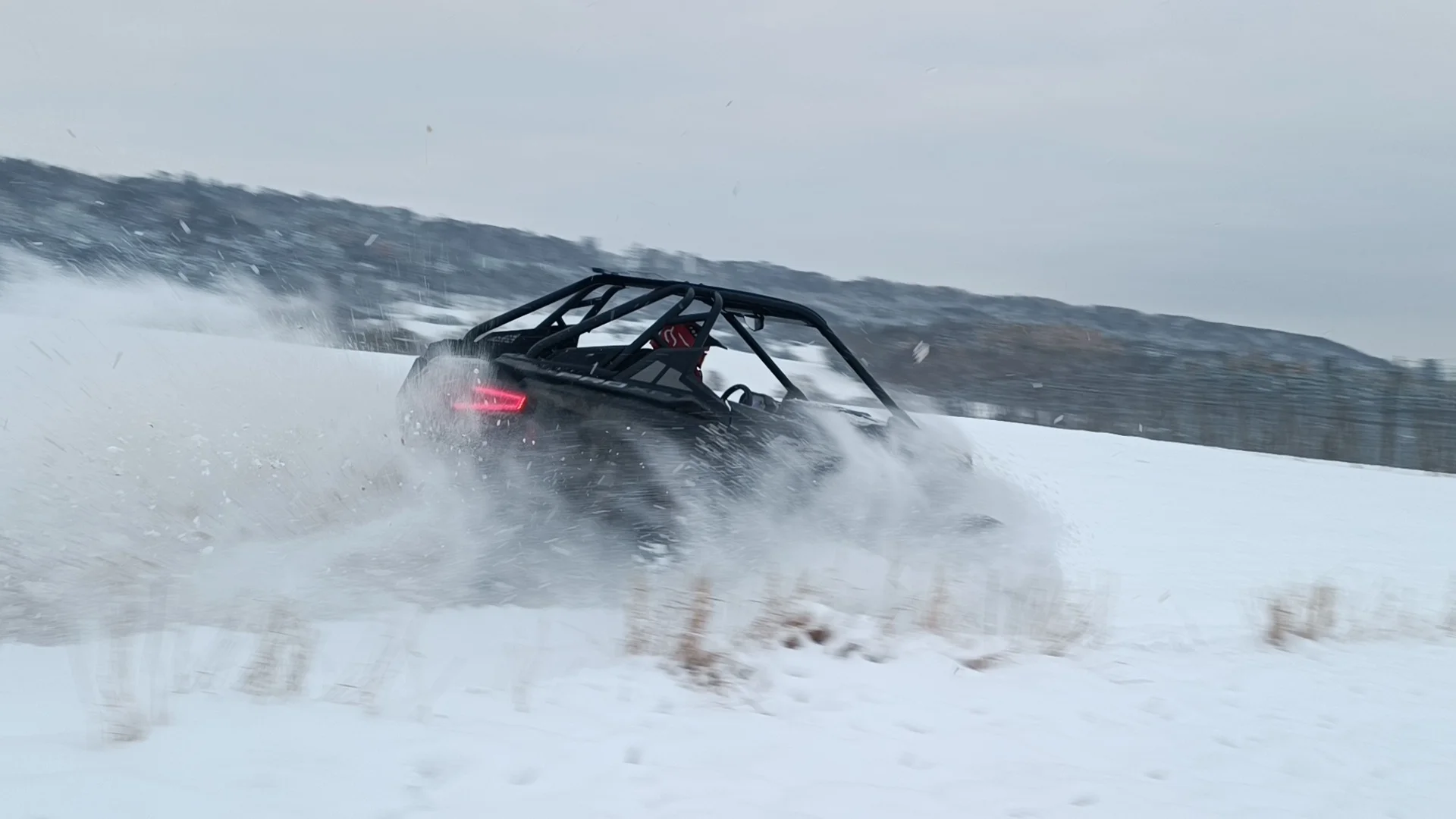 Jízda na přírodním okruhu: 15–60 min. řízení terénní buggy či spolujízdy v dakarské