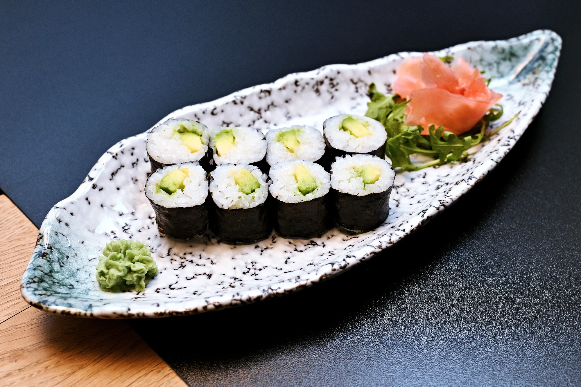 Sushi v Bali Bali u metra Křižíkova: maki, nigiri, california i losos, sety s 8 až 40 ks