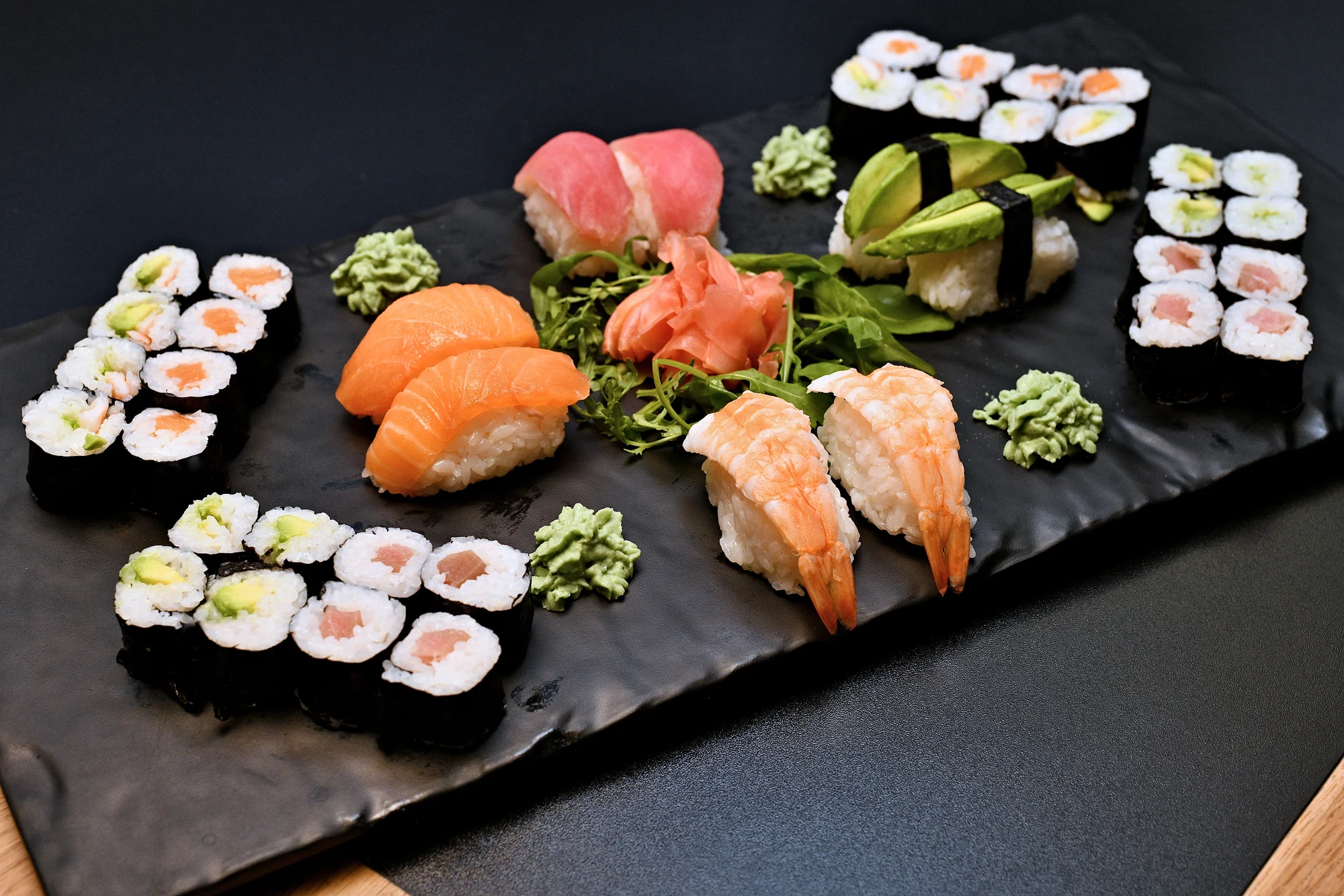 Sushi v Bali Bali u metra Křižíkova: maki, nigiri, california i losos, sety s 8 až 40 ks
