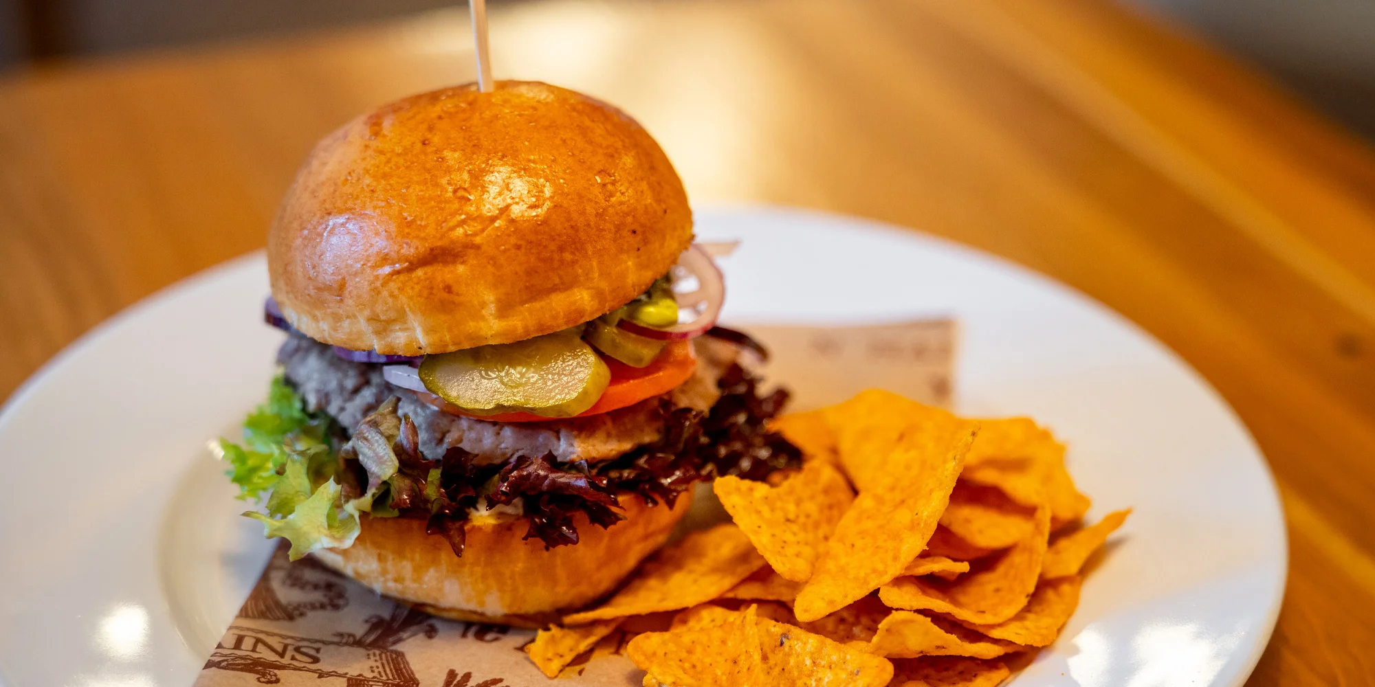 Aero menu: telecí či kuřecí burger nebo kilový mega burger s pivním setem a sorbety