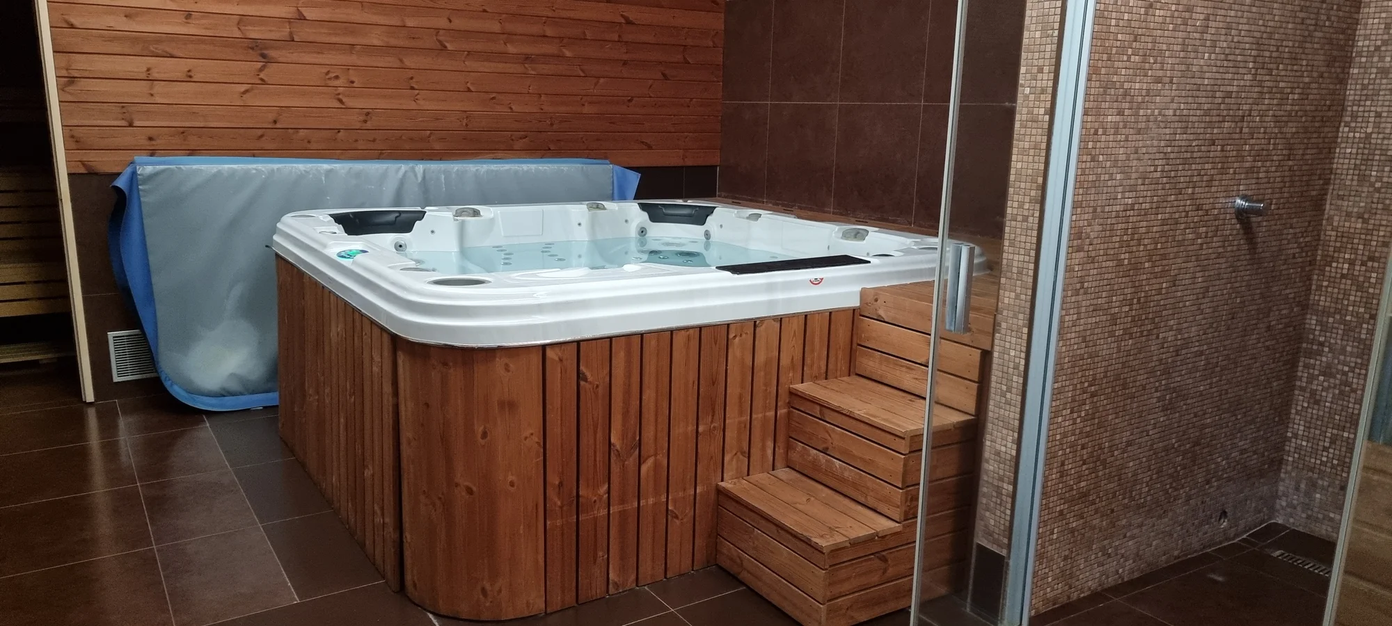90–180min. vstup do privátního wellness: vířivka i sauna až pro 8 osob