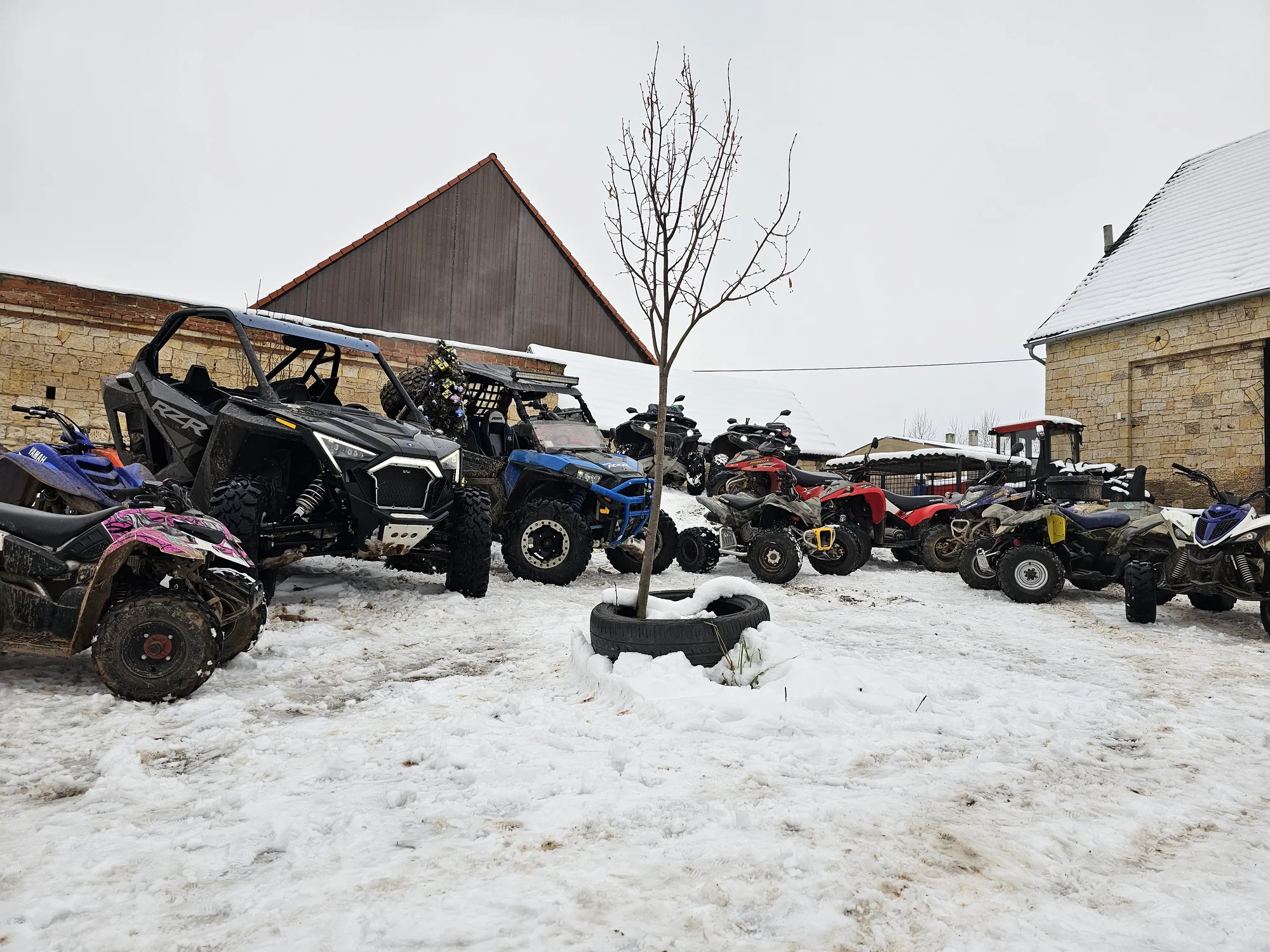 Jízda na přírodním okruhu: 15–60 min. řízení terénní buggy či spolujízdy v dakarské
