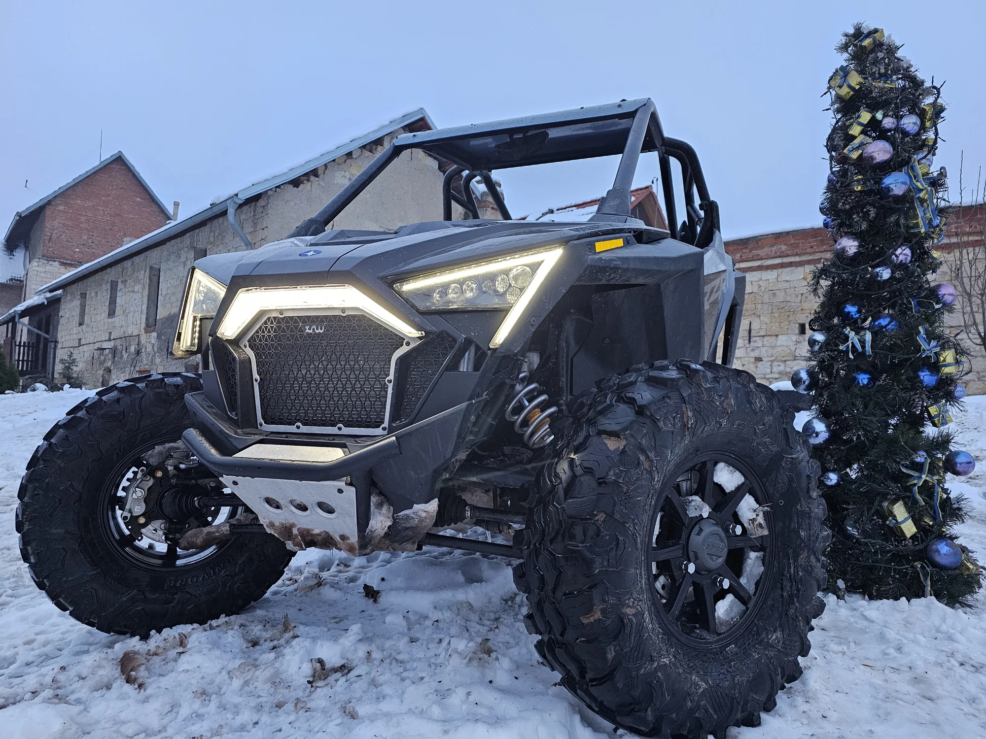 Jízda na přírodním okruhu: 15–60 min. řízení terénní buggy či spolujízdy v dakarské