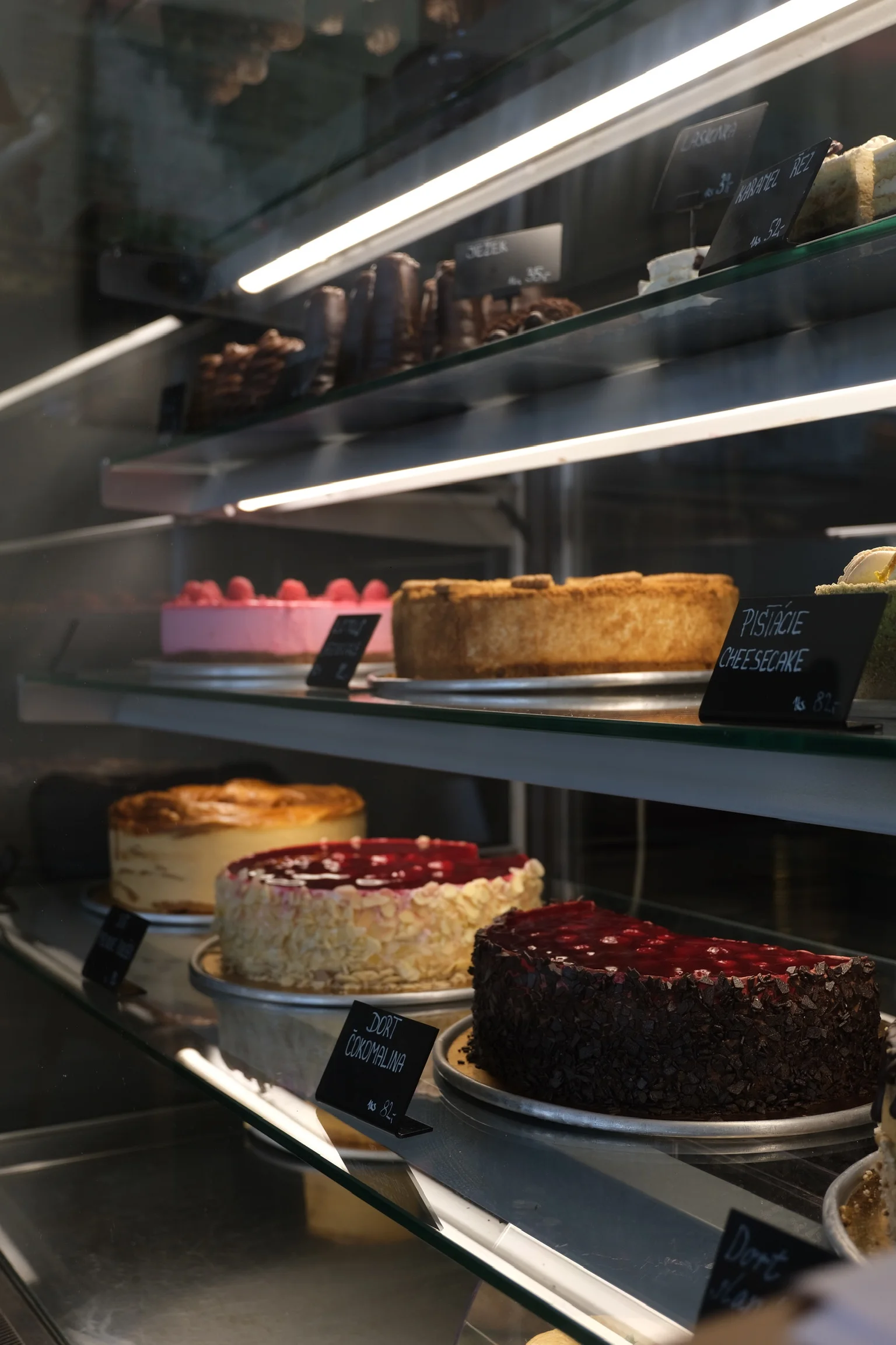 Káva, zákusek i limonáda s kousky ovoce dle výběru pro 1 nebo 2 osoby