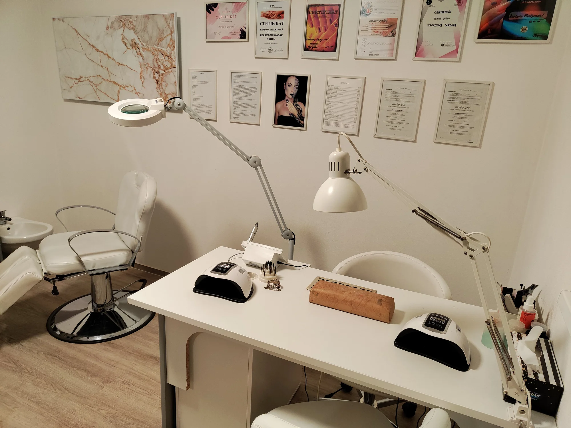 Krásné nehty: manikúra i pedikúra včetně parafínového zábalu, gel lak a P-Shine