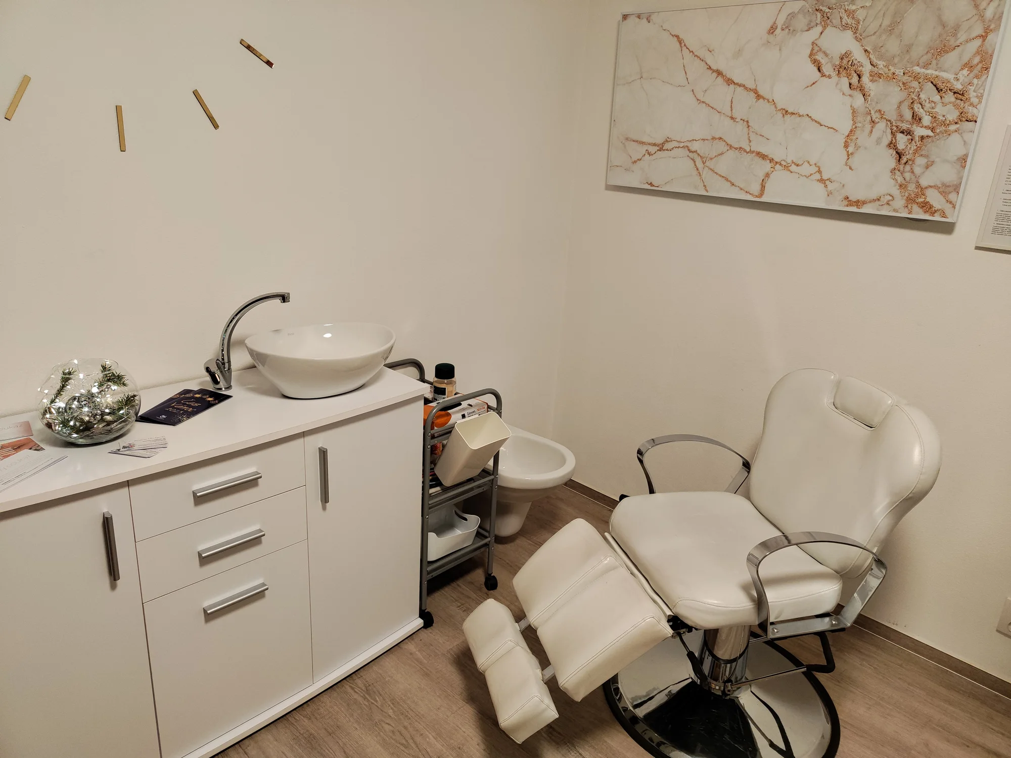 Krásné nehty: manikúra i pedikúra včetně parafínového zábalu, gel lak a P-Shine