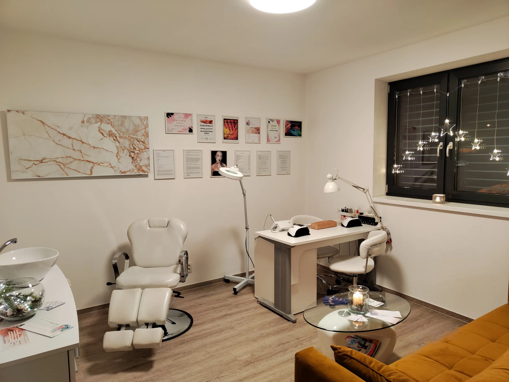 Krásné nehty: manikúra i pedikúra včetně parafínového zábalu, gel lak a P-Shine