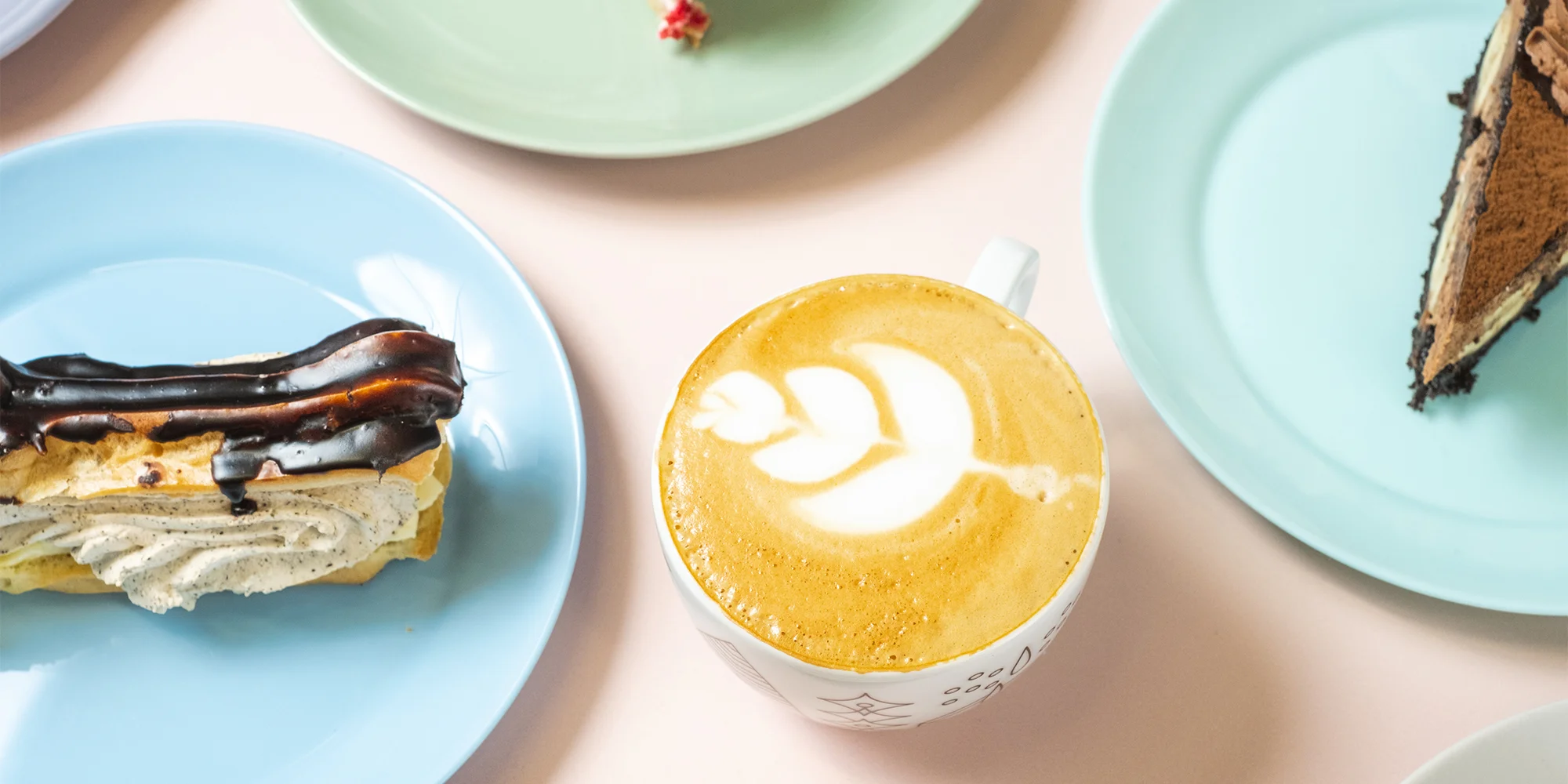 Káva, zákusek i limonáda s kousky ovoce dle výběru pro 1 nebo 2 osoby