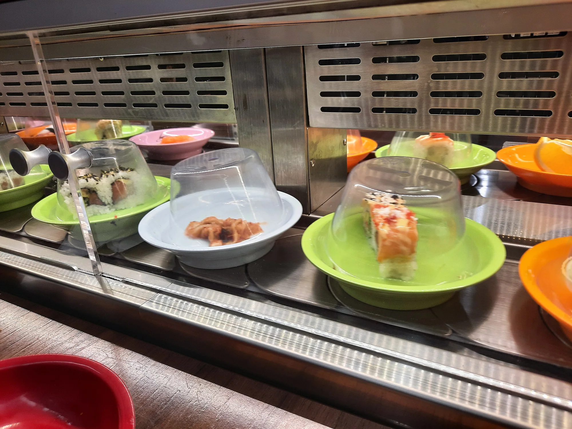 Neomezené hodování asijských dobrot: 2 hodiny running sushi pro jednoho