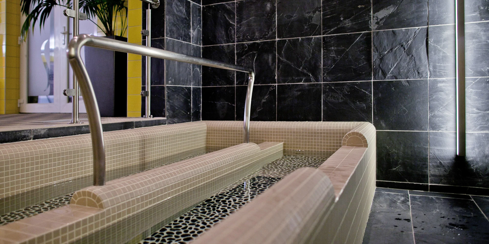 Pobyt v resortu s jízdárnou a rybníky: neomezený wellness, snídaně i sleva na jezdecké lekce