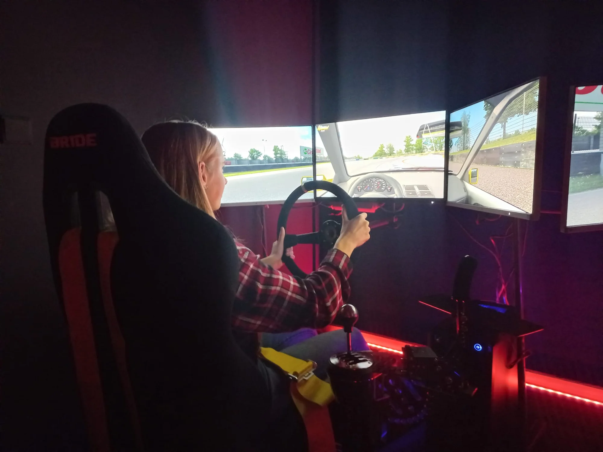 Hodina jízdy na automobilových simulátorech v centru Brna pro 1–4 závodníky