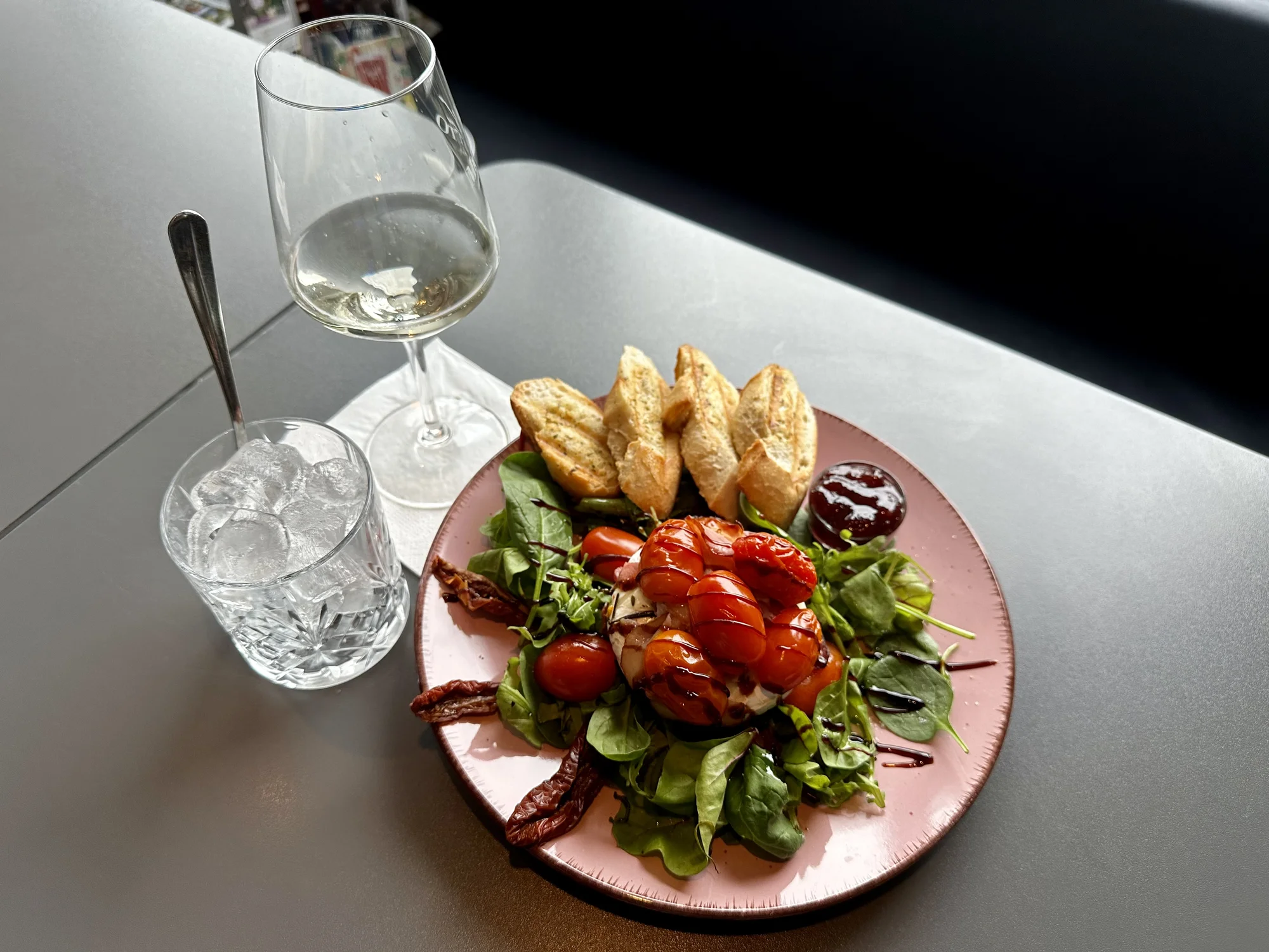 Grilovaný camembert s brusinkami, rajčátky a salátem i sklenka prosecca pro 2 osoby