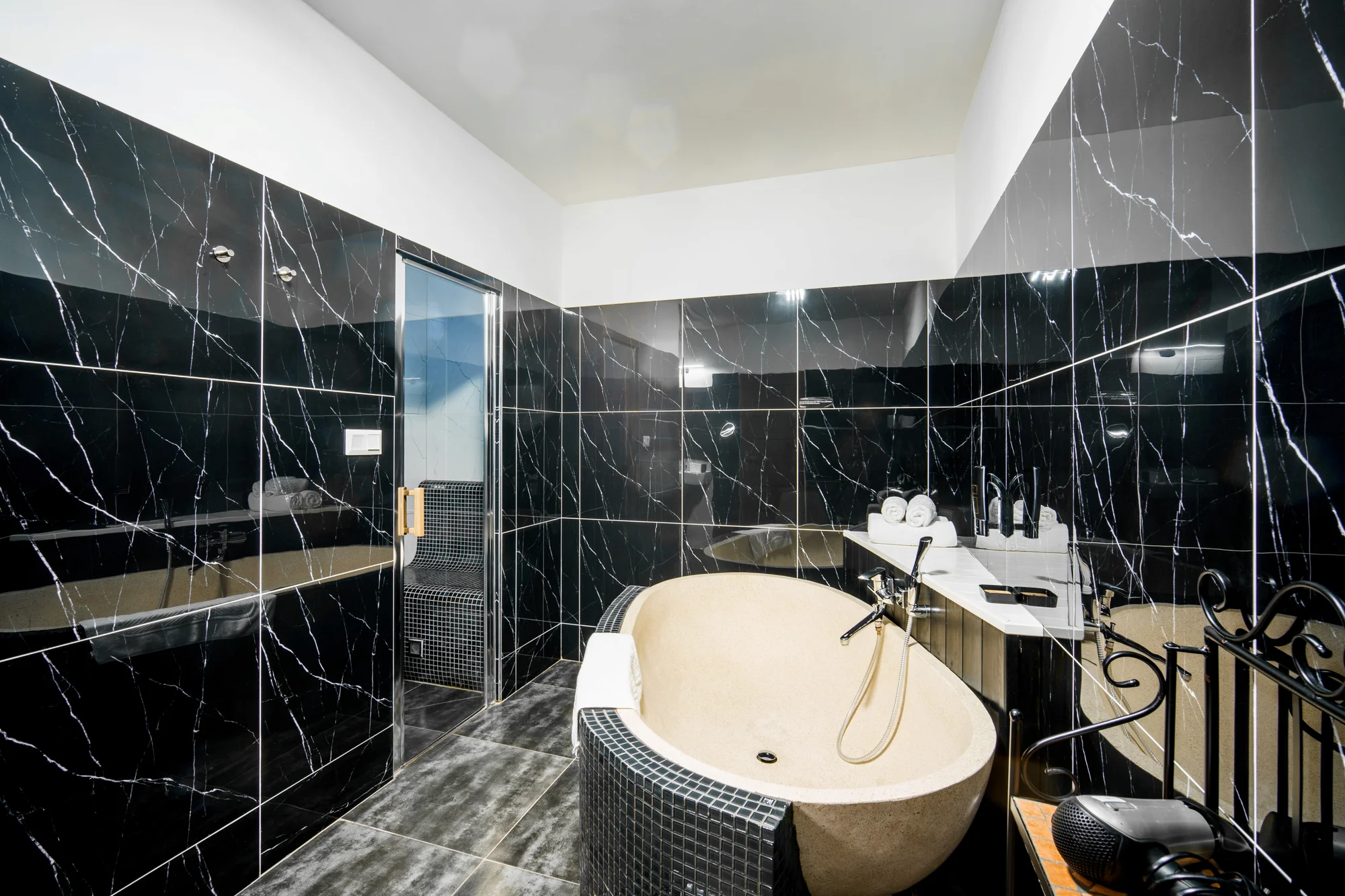 Pivovarský hotel v Beskydech: lesní lázně, pivní lázně, wellness na pokoji i 7. nebe na střeše