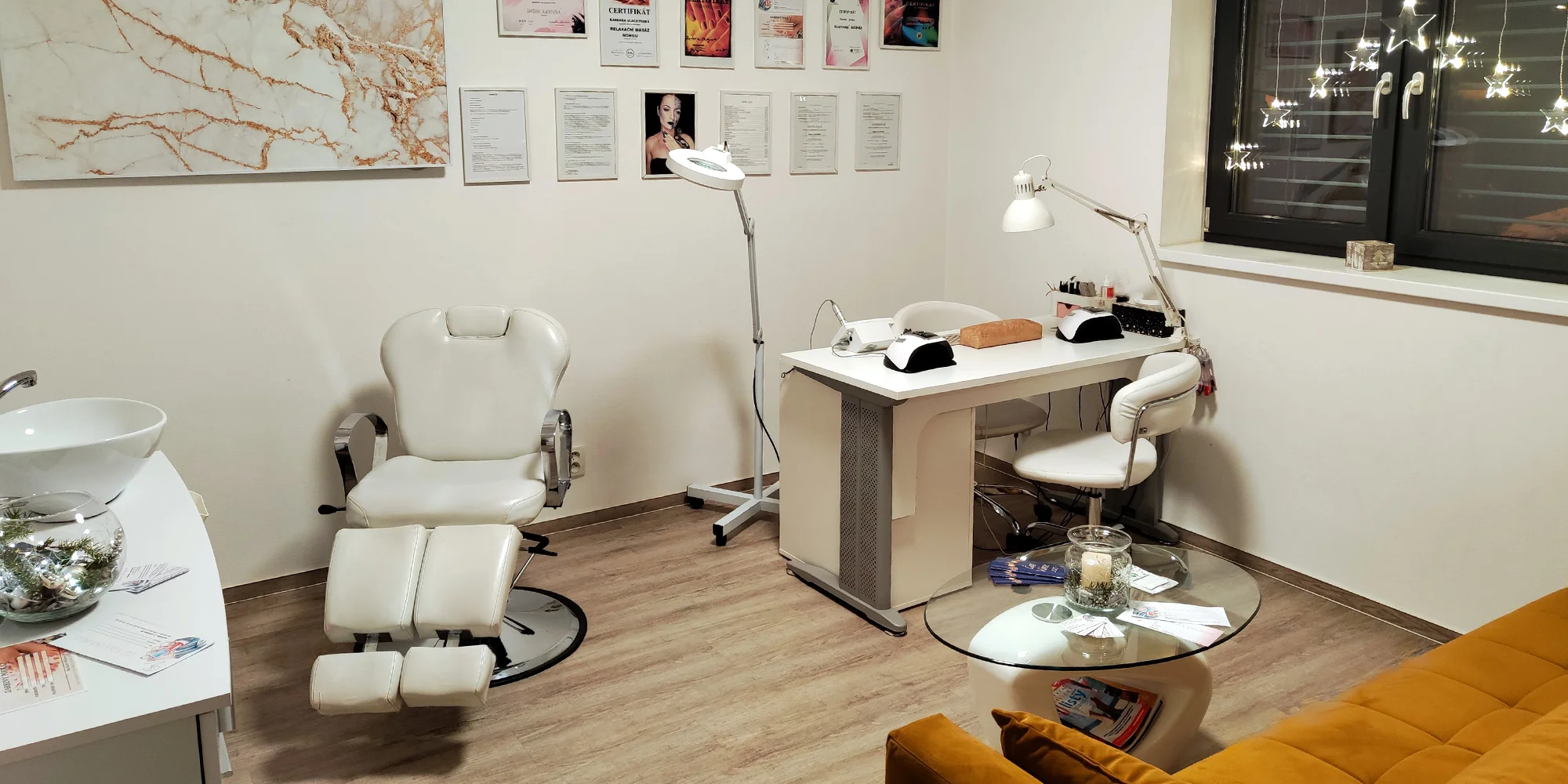 Krásné nehty: manikúra i pedikúra včetně parafínového zábalu, gel lak a P-Shine