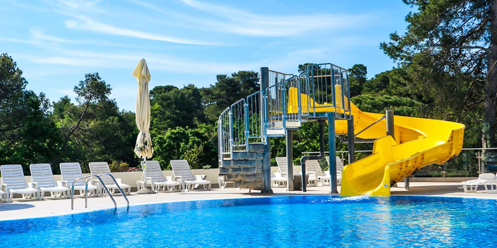 Dovolená v Biogradu na Moru: all inclusive, 2 děti zdarma, 300 m na pláž a bazény