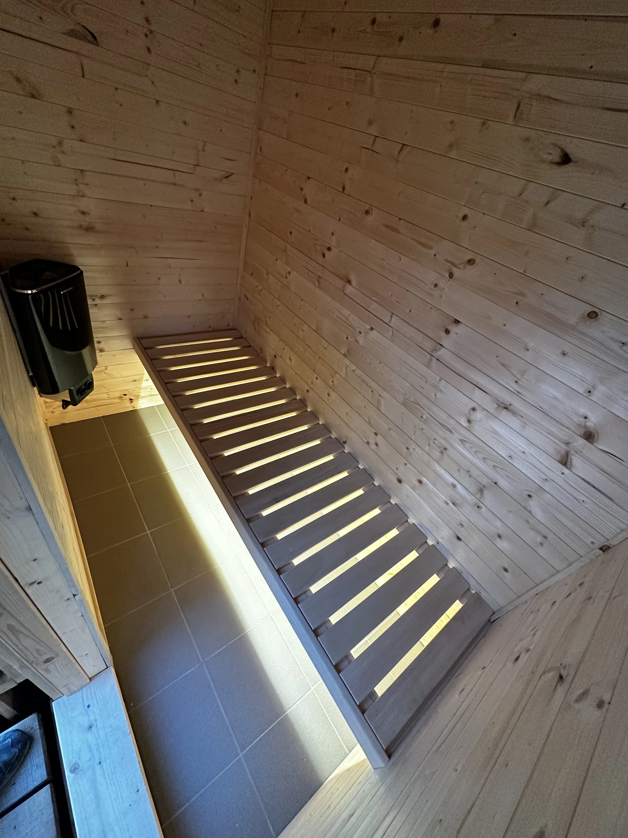 Netradiční pobyt v dřevěném domku na samotě s wellness: vyhřívaný koupací sud a venkovní sauna