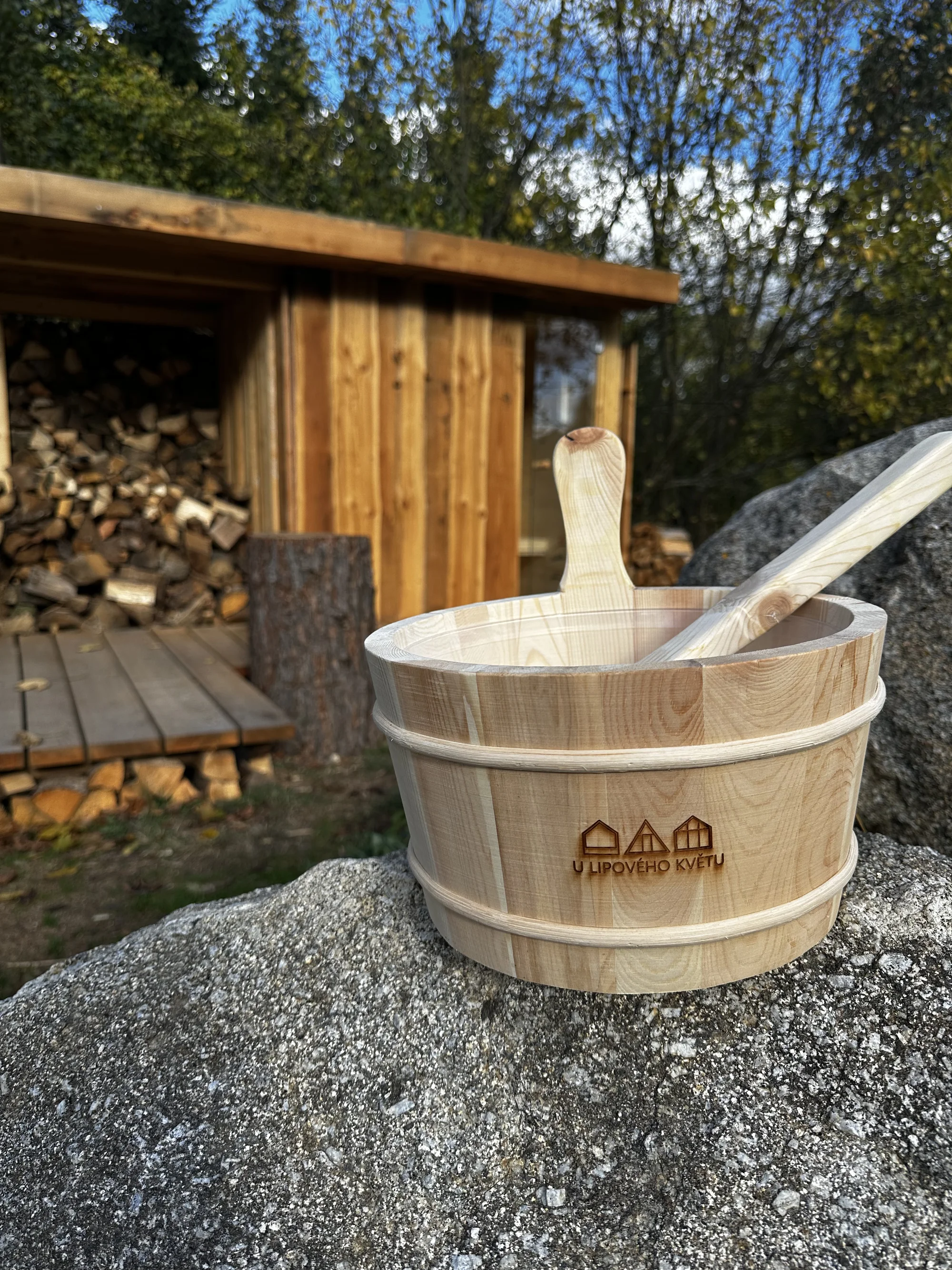 Netradiční pobyt v dřevěném domku na samotě s wellness: vyhřívaný koupací sud a venkovní sauna