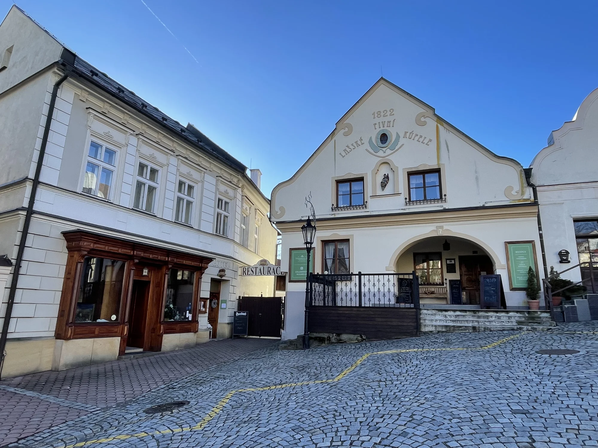 Pobyt v luxusním historickém hotelu na náměstí ve Štramberku: polopenze a vyhlášené Lašské lázně
