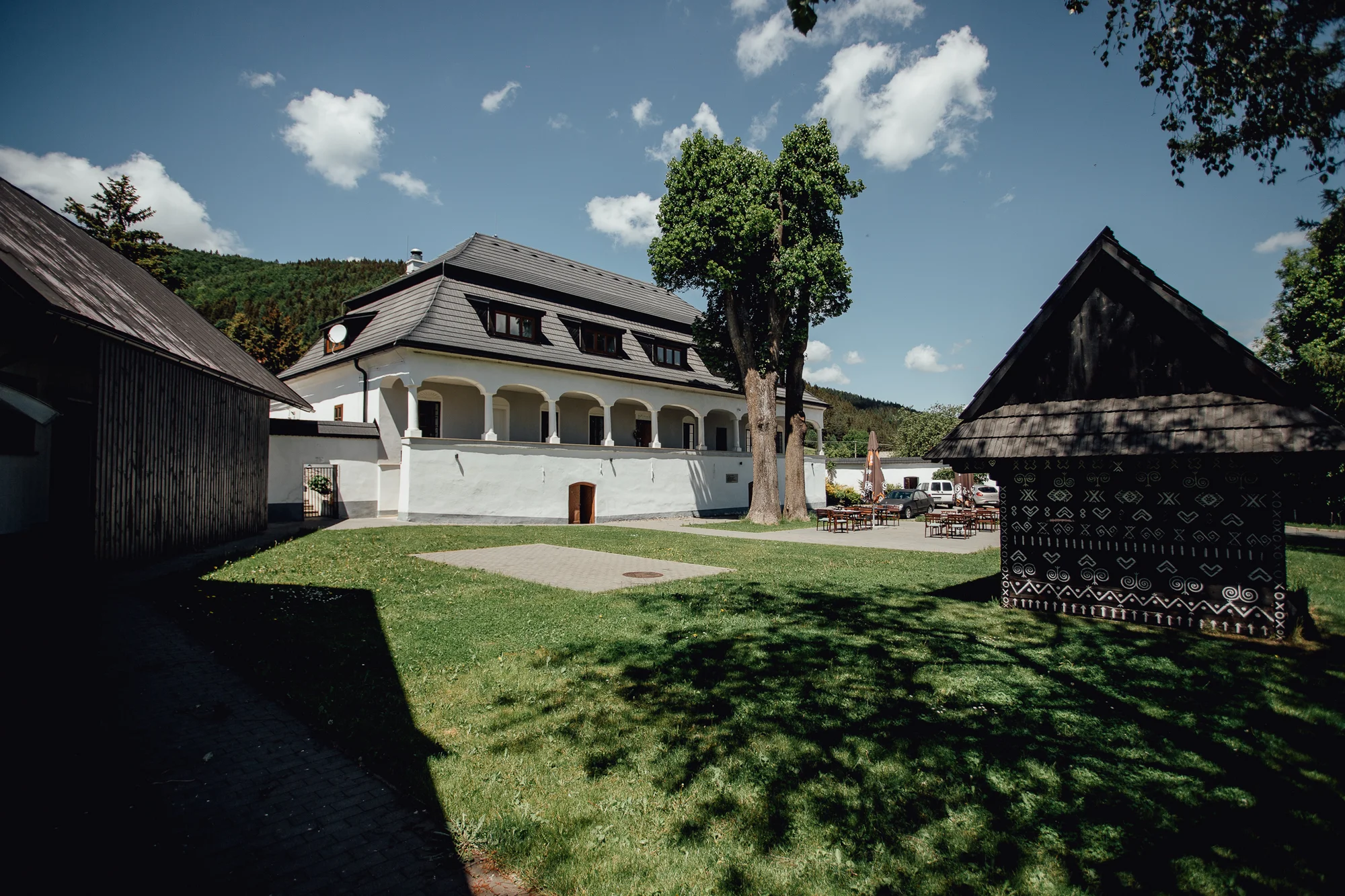 Pohádkový pobyt v barokním zámečku ve vesnici Čičmany