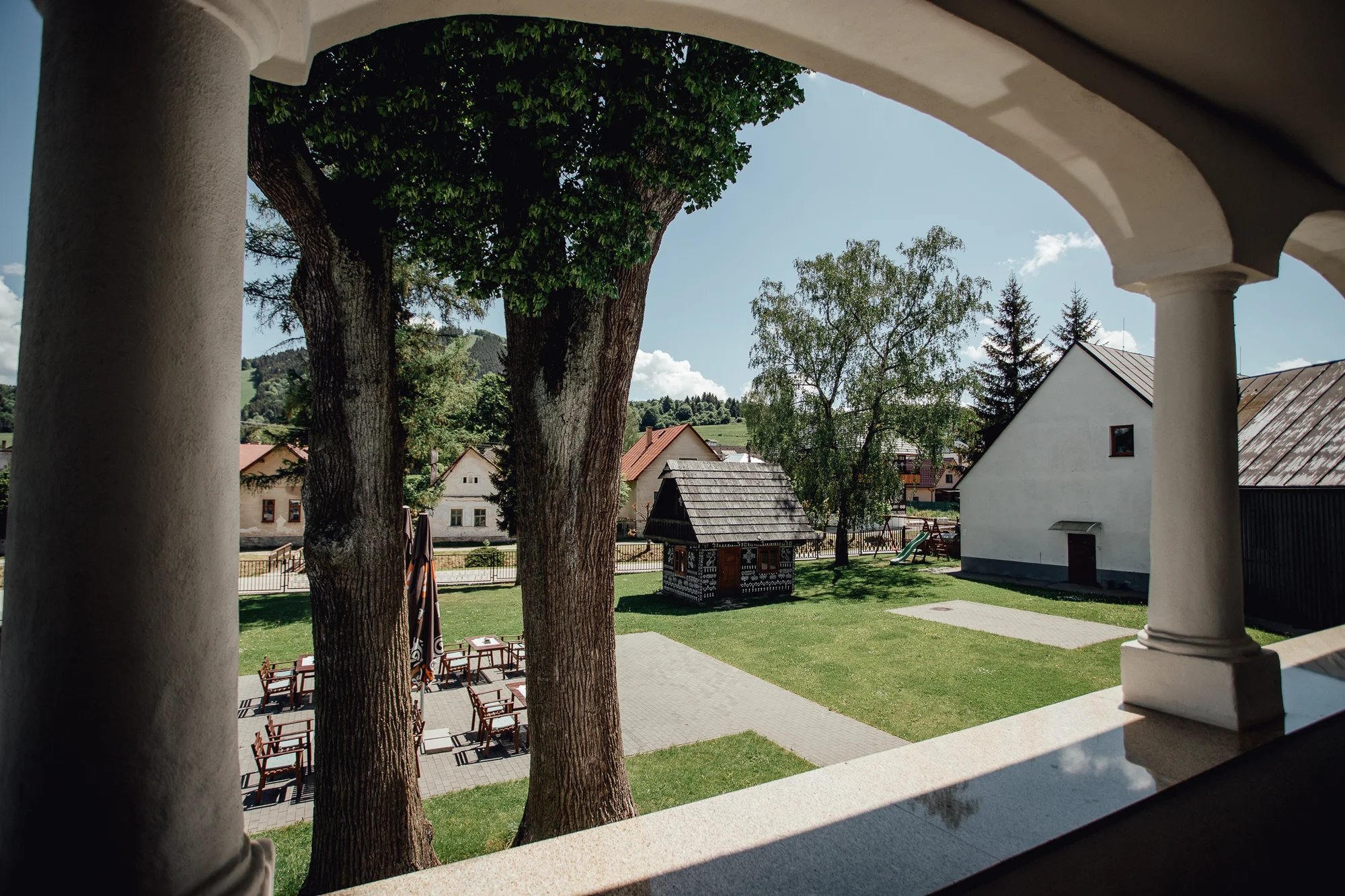 Čarokrásný pobyt ve světoznámé obci Čičmany na Slovensku: túry a úchvatná lidová architektura