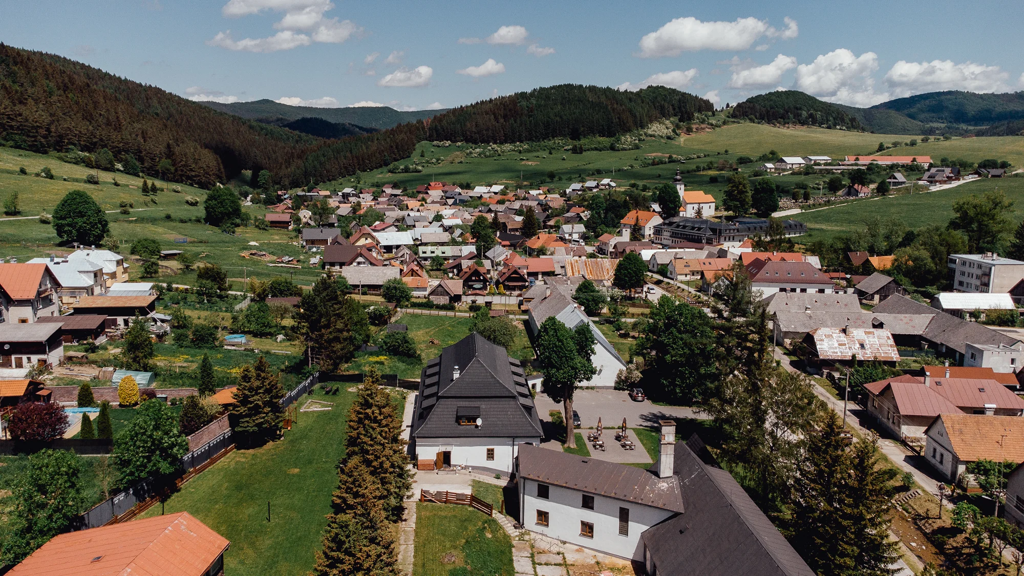Pohádkový pobyt v barokním zámečku ve vesnici Čičmany