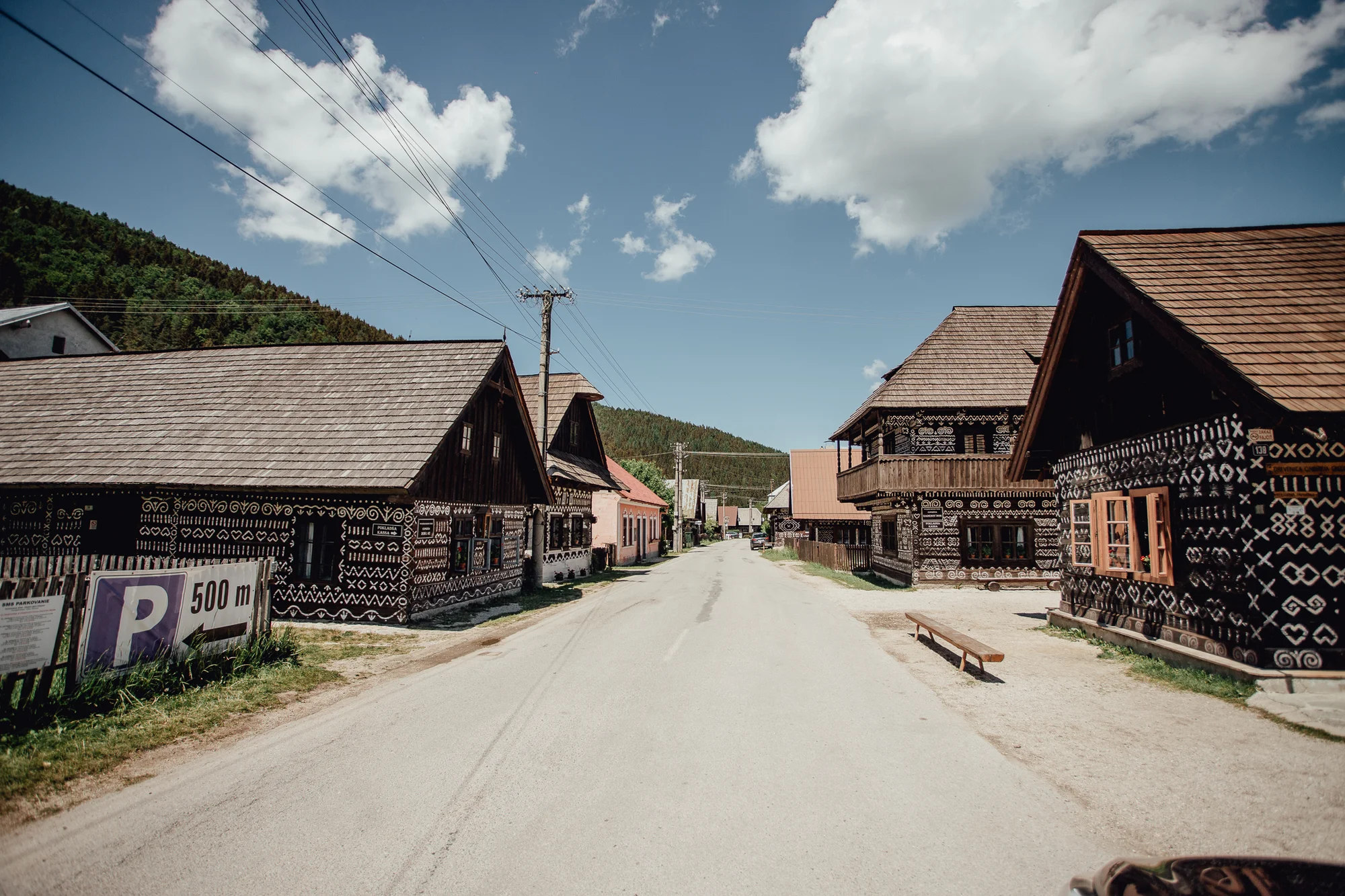 Čarokrásný pobyt ve světoznámé obci Čičmany na Slovensku: túry a úchvatná lidová architektura