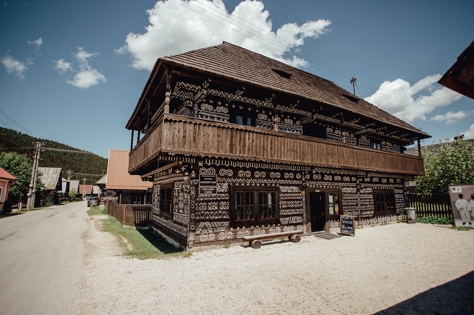 Čarokrásný pobyt ve světoznámé obci Čičmany na Slovensku: túry a úchvatná lidová architektura
