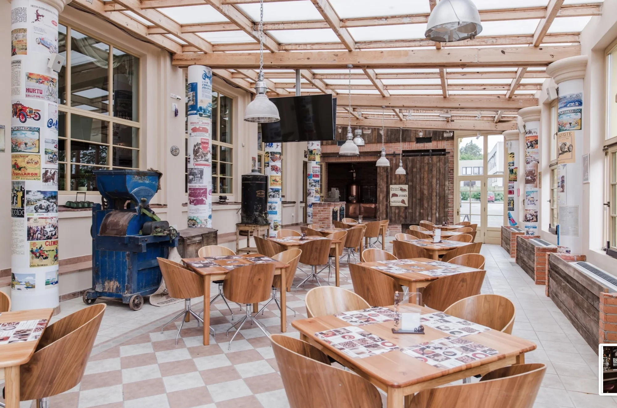 Křídla, steak, hamburger s hranolky, koleno či žebra na grilu pro 1 i 2 osoby