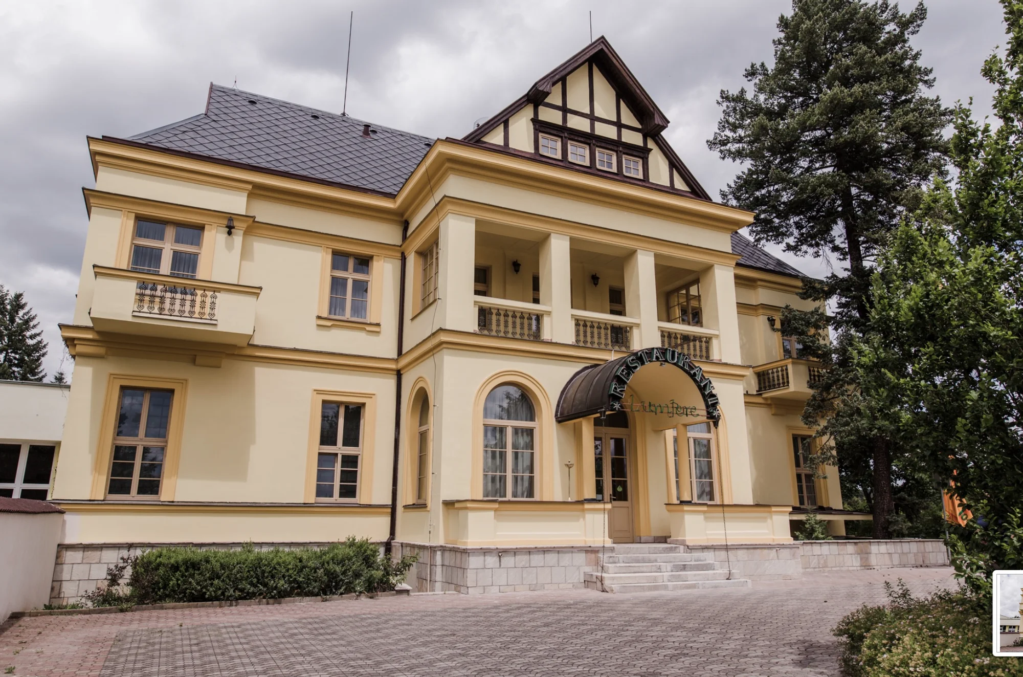 Křídla, steak, hamburger s hranolky, koleno či žebra na grilu pro 1 i 2 osoby