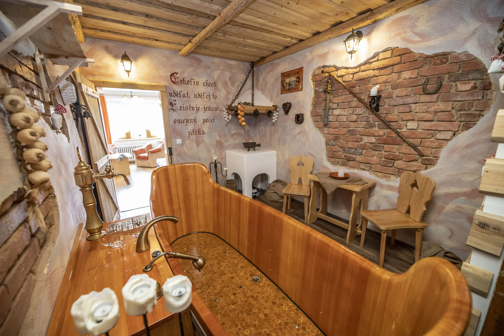 Pivní relax pro dva: společná pivní koupel s neomezeným Bernardem