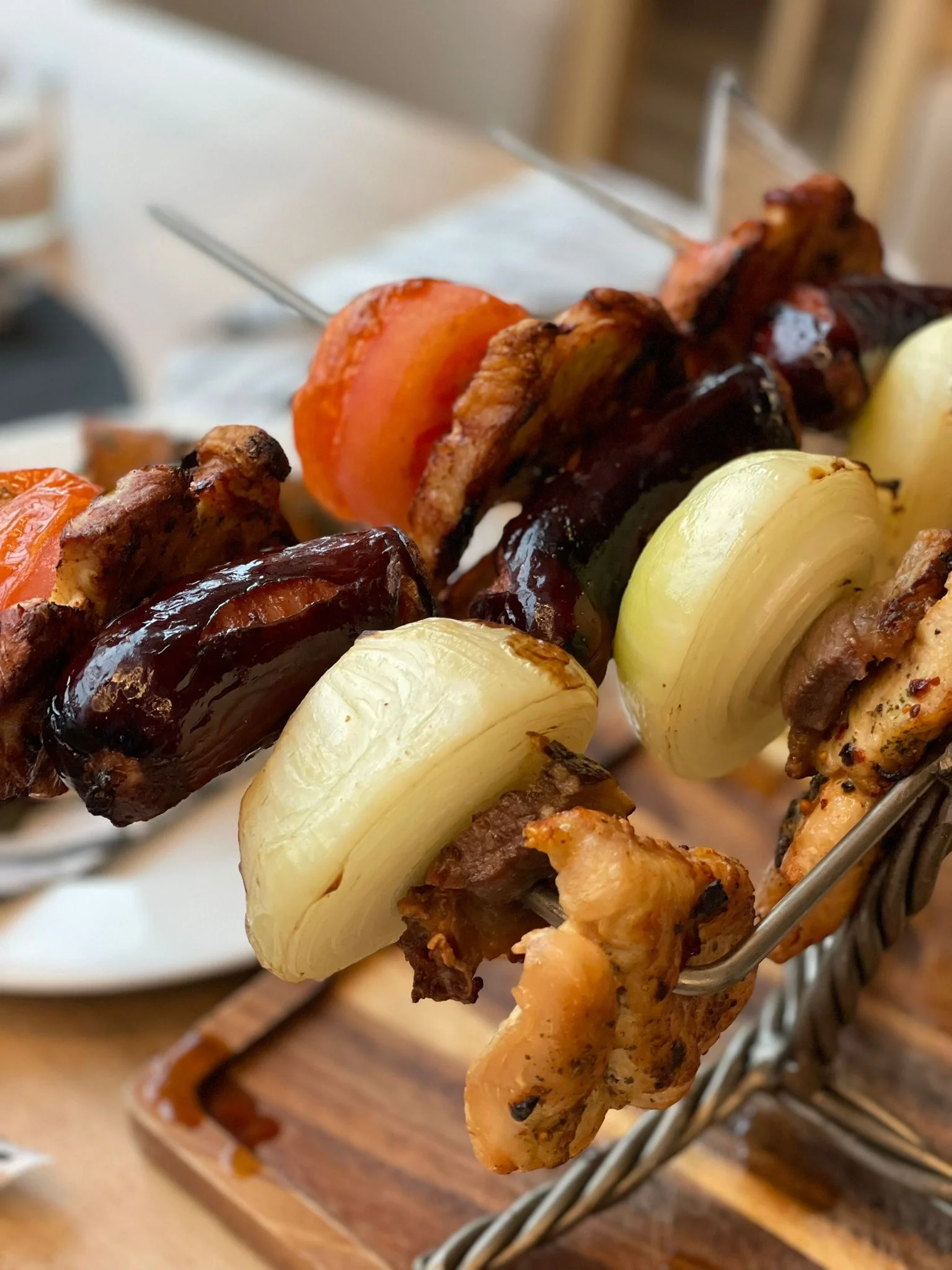 Čertovské vidle: špízy plné masa v restauraci s výhledem na Čertovy skály