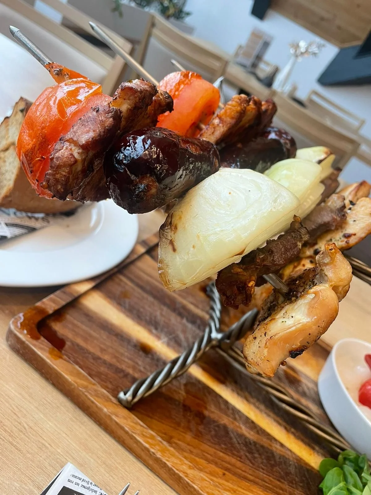 Čertovské vidle: špízy plné masa v restauraci s výhledem na Čertovy skály