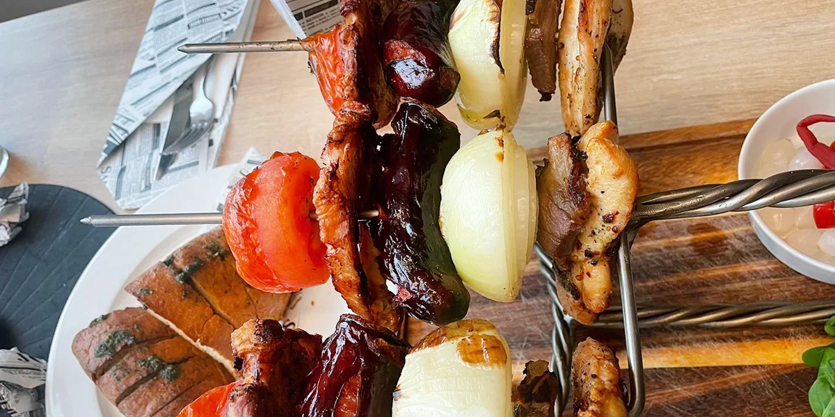 Čertovské vidle: špízy plné masa v restauraci s výhledem na Čertovy skály
