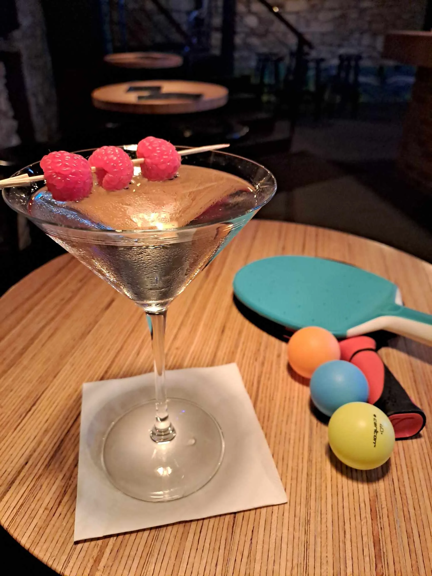 Ping-pong s UV barvami či shuffleboard včetně drinků až pro 6 hráčů