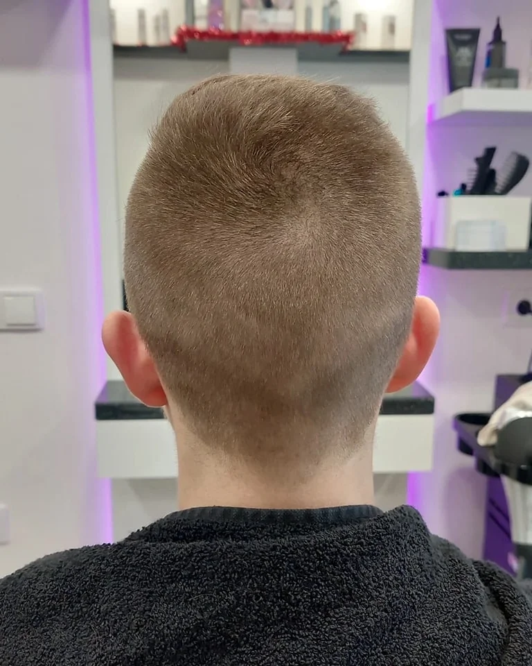 Nový účes: pánský střih se strojkem nebo s výtratem a stylingem