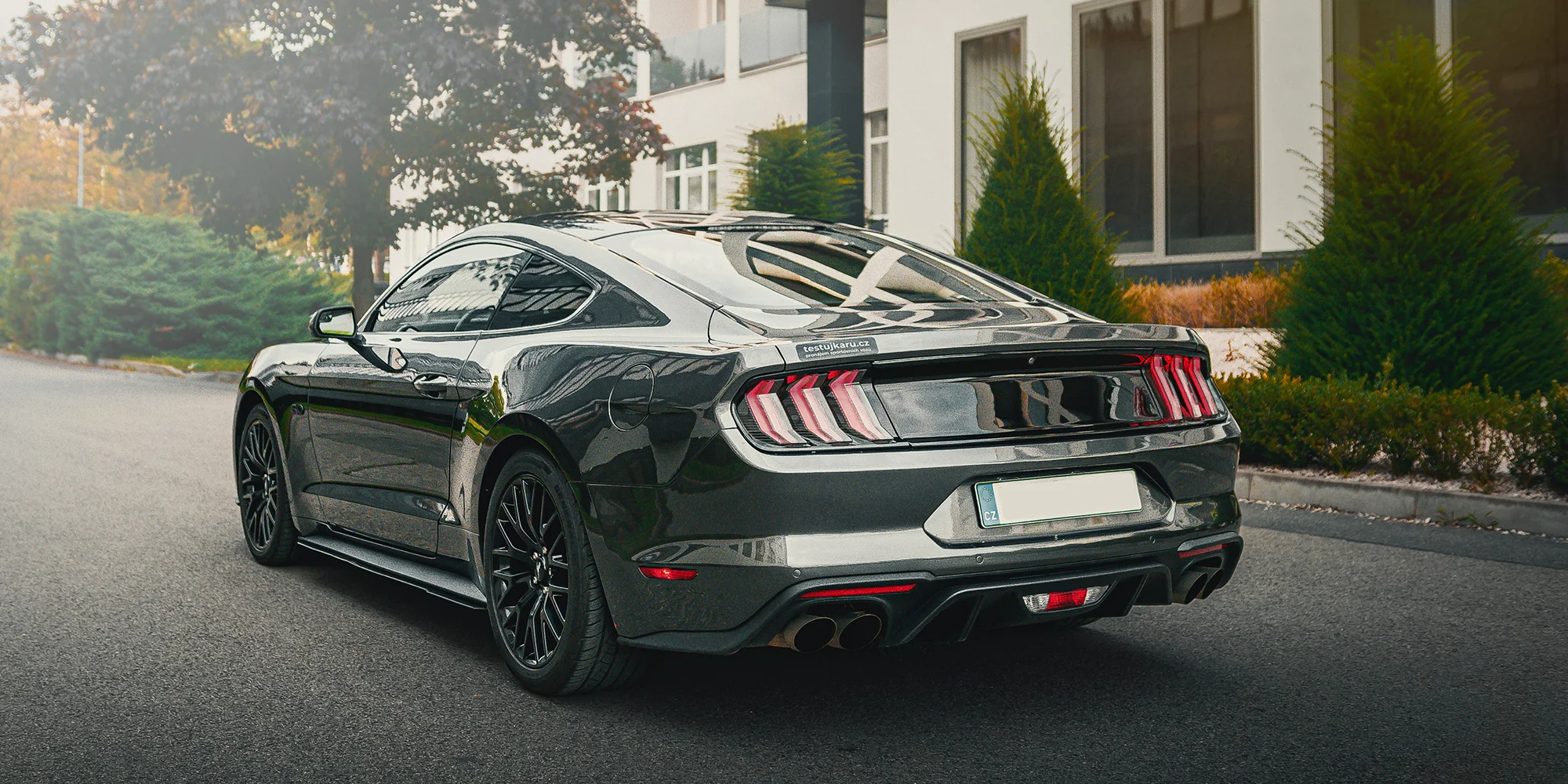 Pronájem Fordu Mustang GT 5.0 V8 bez instruktora: 24 hodin, celý i prodloužený víkend